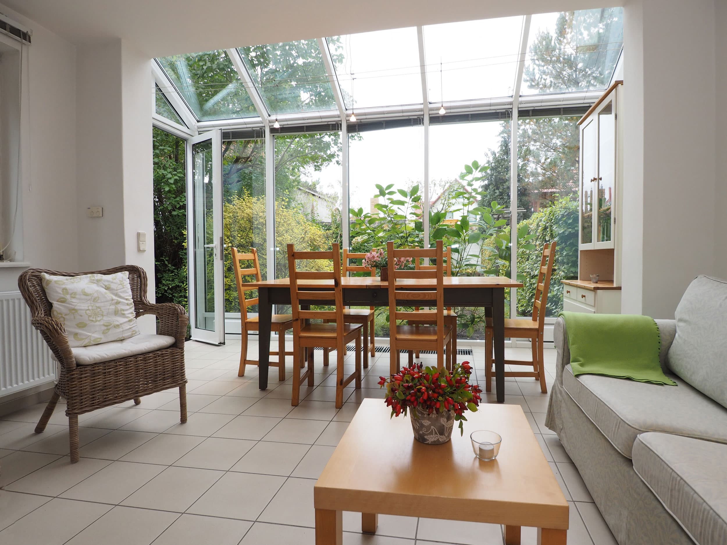 Wintergarten mit Esstisch in einer Ferienwohnung