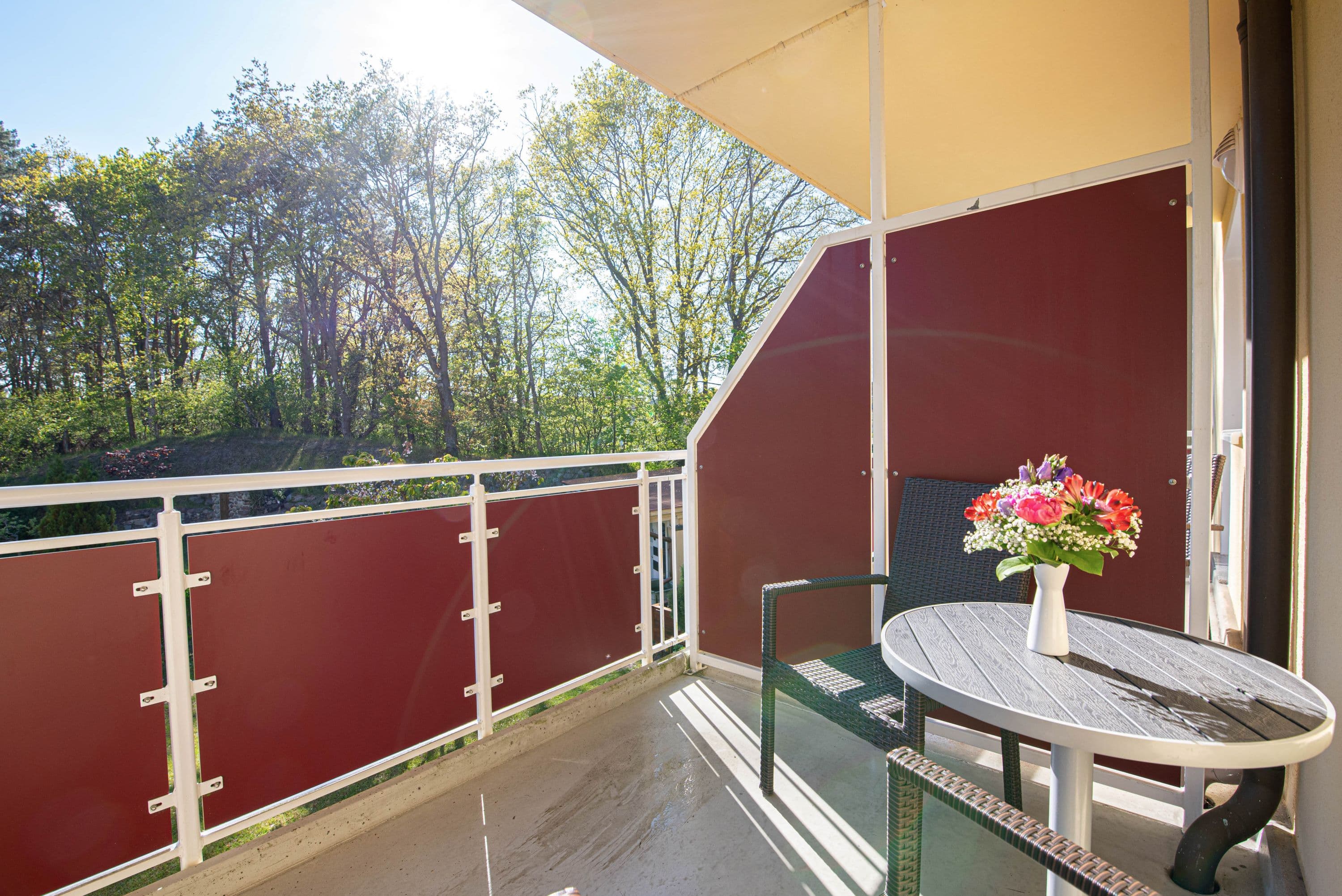 Balkon mit Tisch und Stühlen