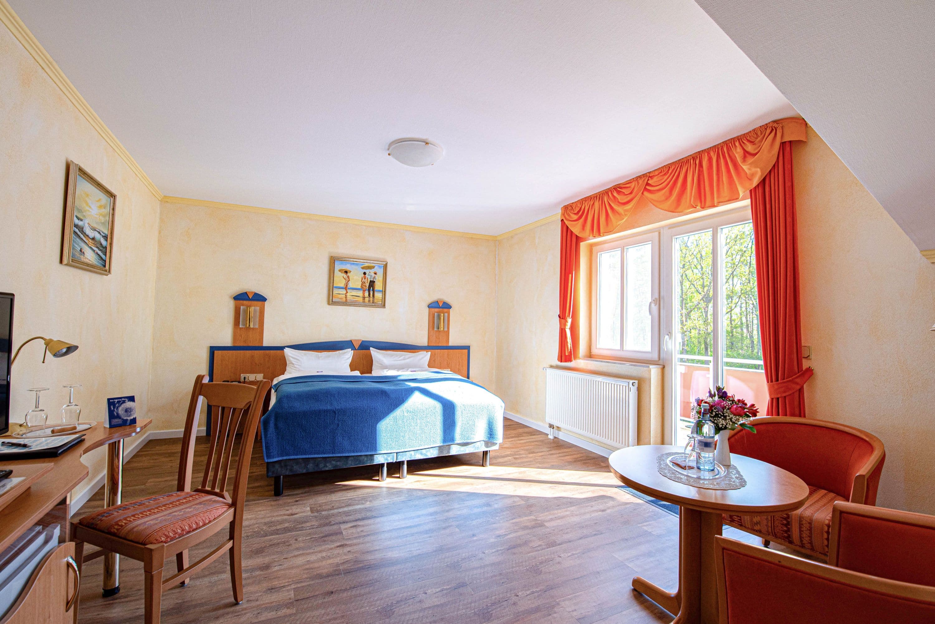 Schlafzimmer mit Doppelbett und Balkon