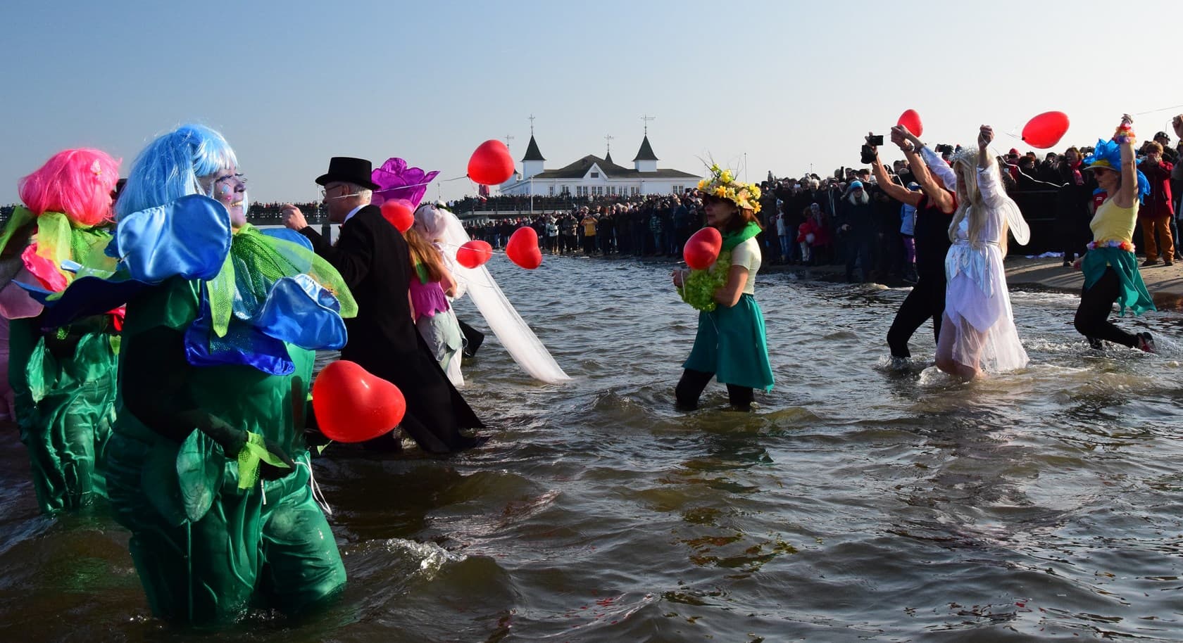 Eisbaden vor der Ahlbecker Seebrücke