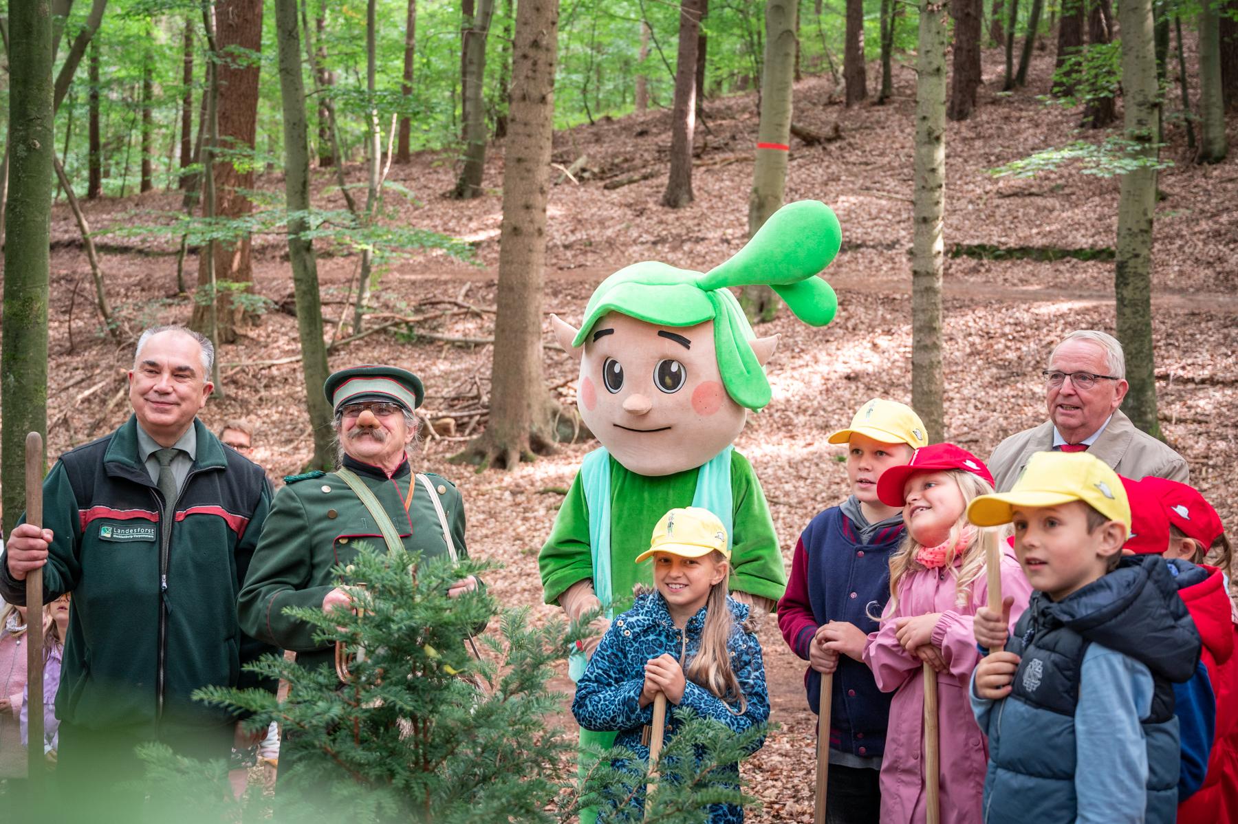 Waldgeist Theo mit Kindern im Wald