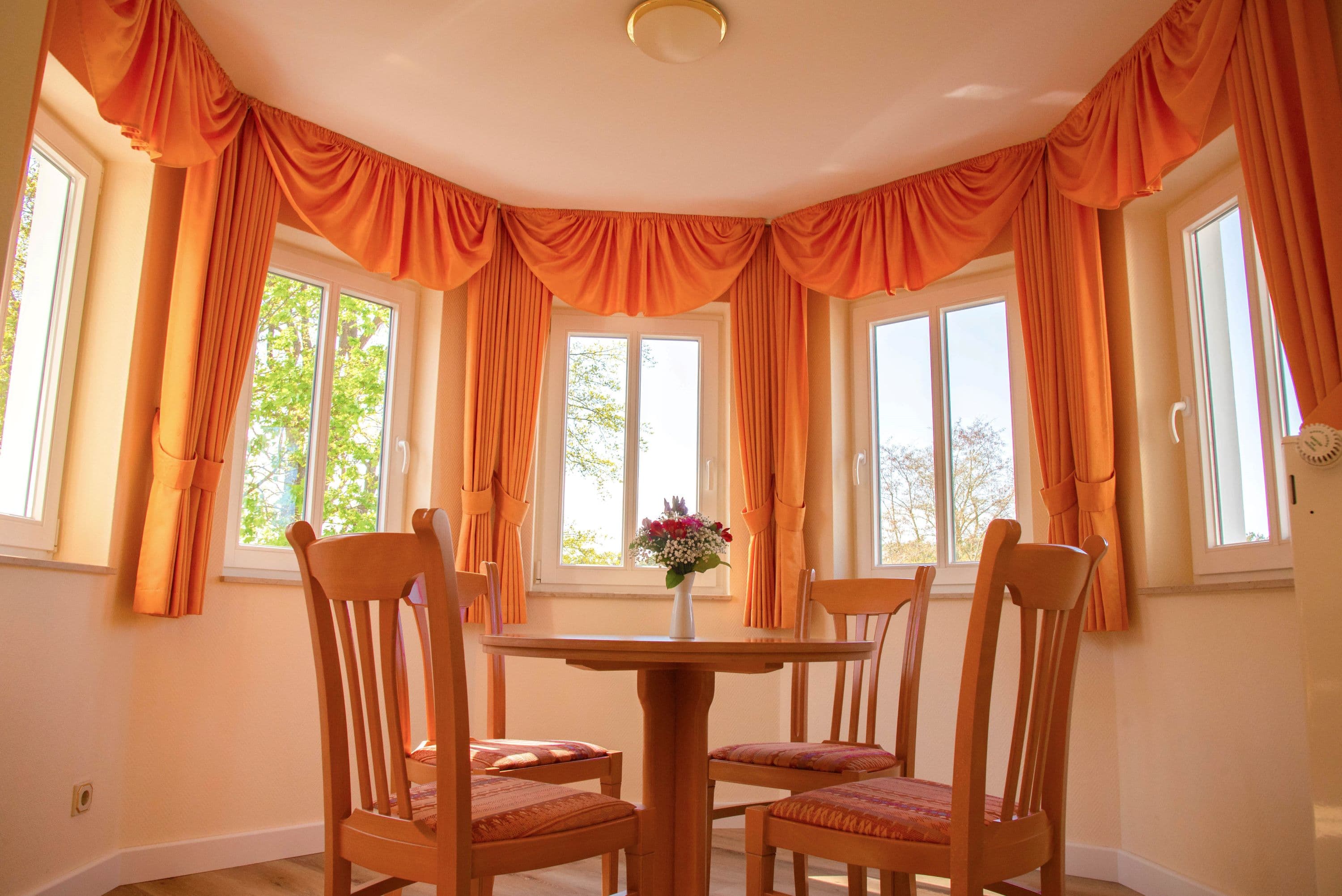 Sitzecke mit Tisch und Stühlen