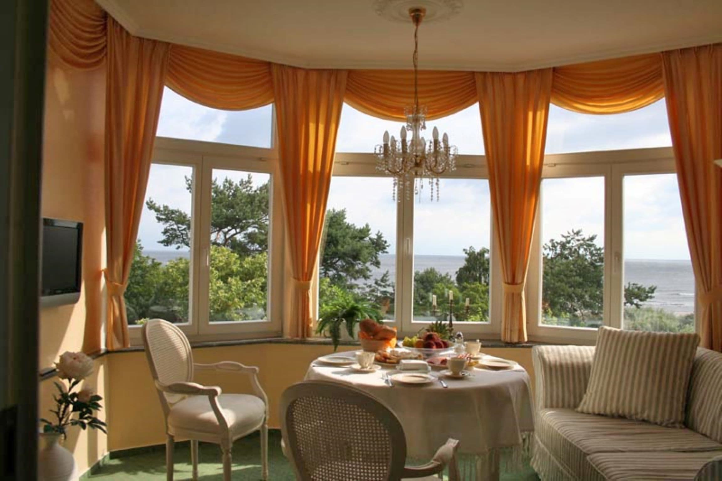 Esszimmer in Villa mit Meerblick