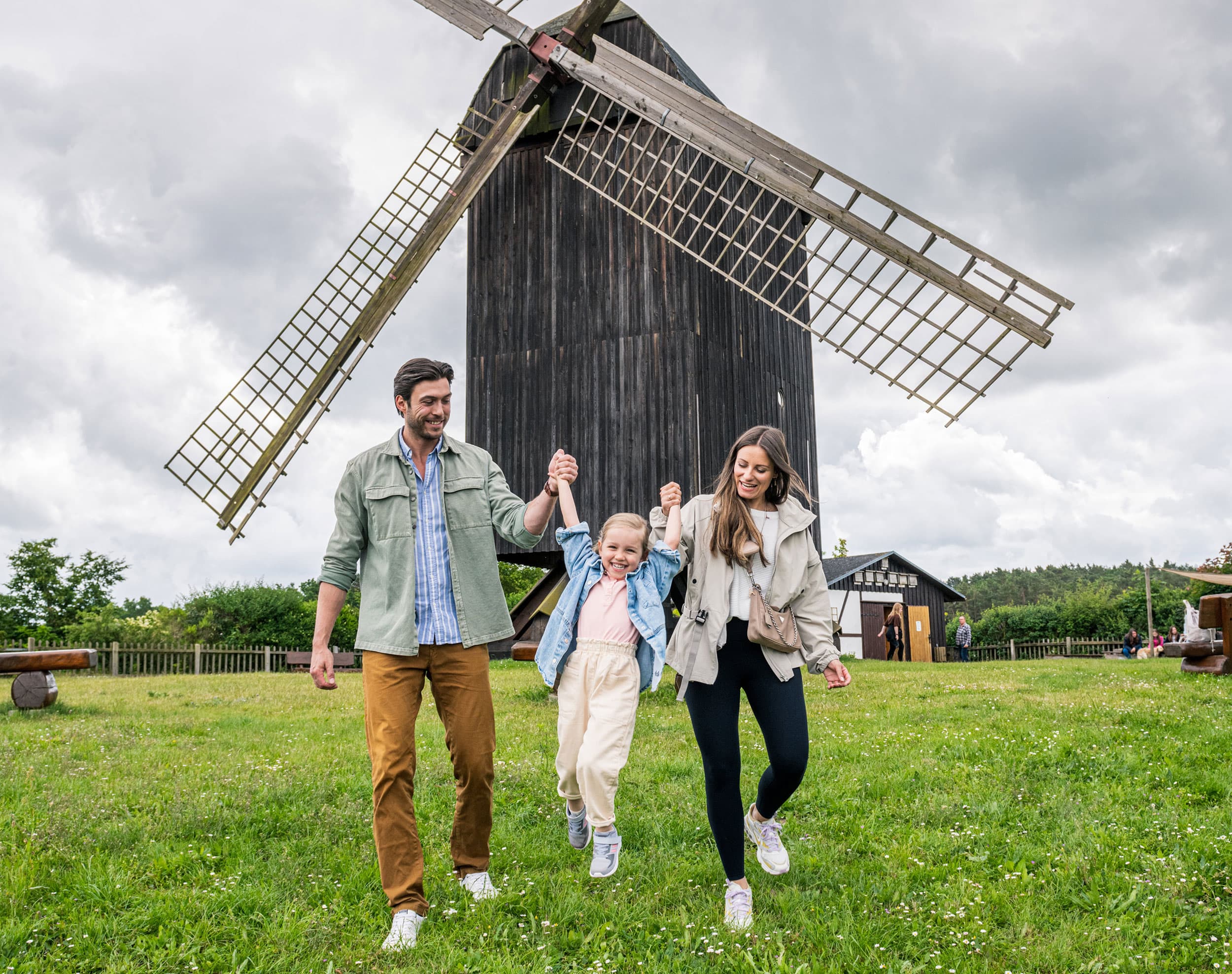 Familie vor der Bockwindmühle Pudagla