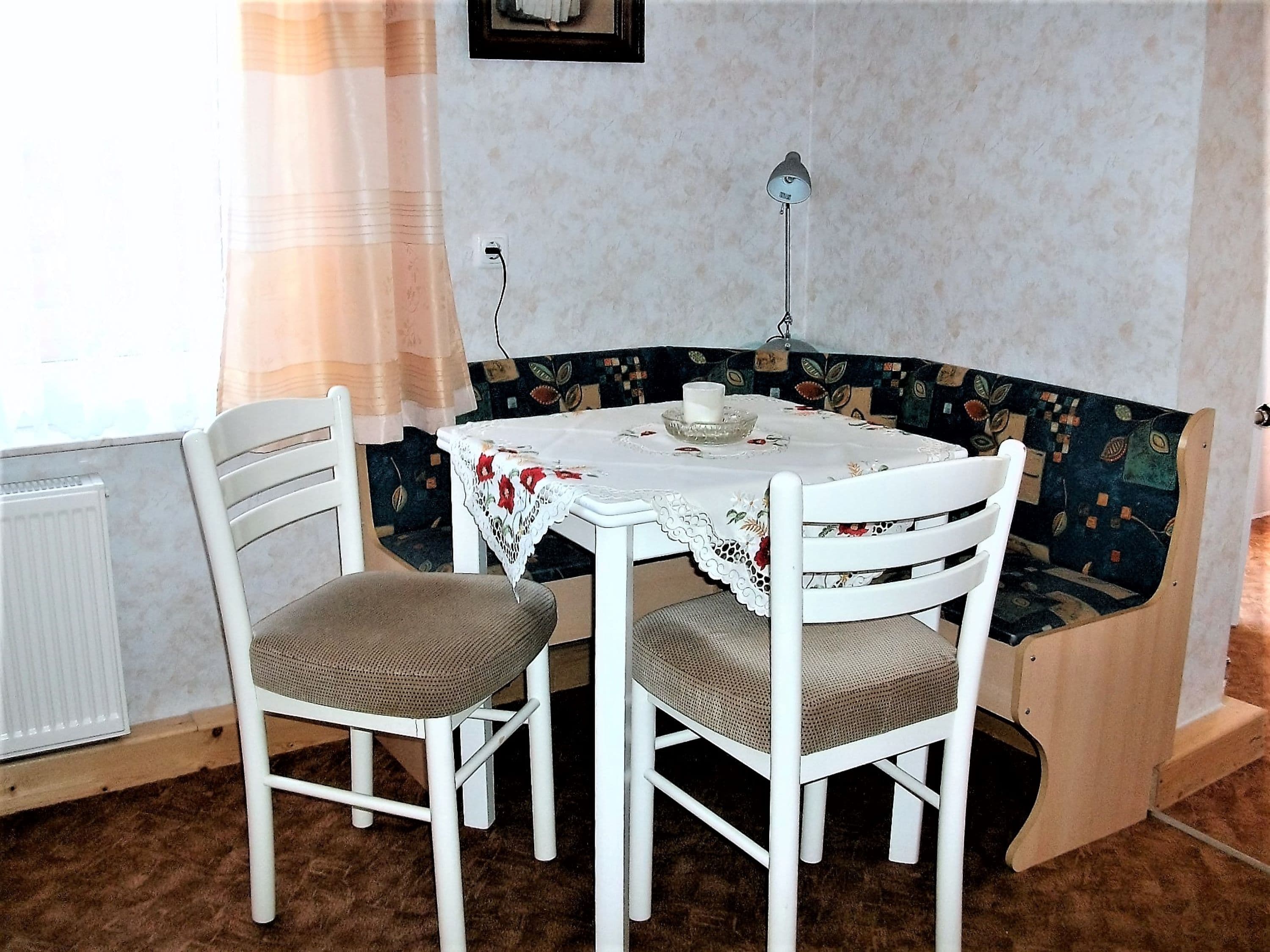 Essbereich mit Eckbank und Stühlen