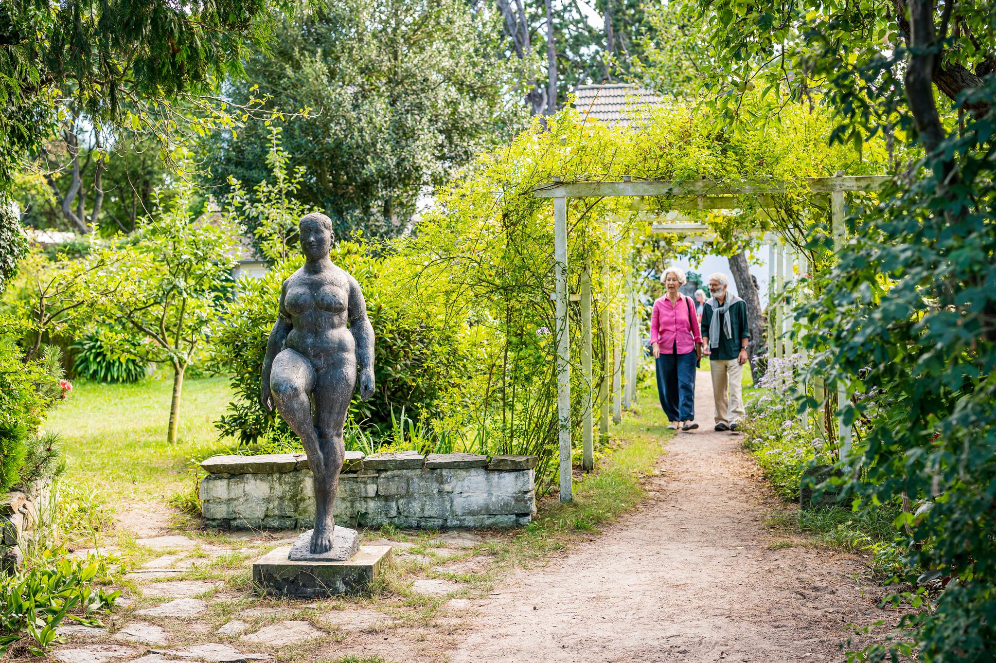 Pärchen geht durch den Skulpturengarten des Ateliers Otto Niemeyer-Holstein