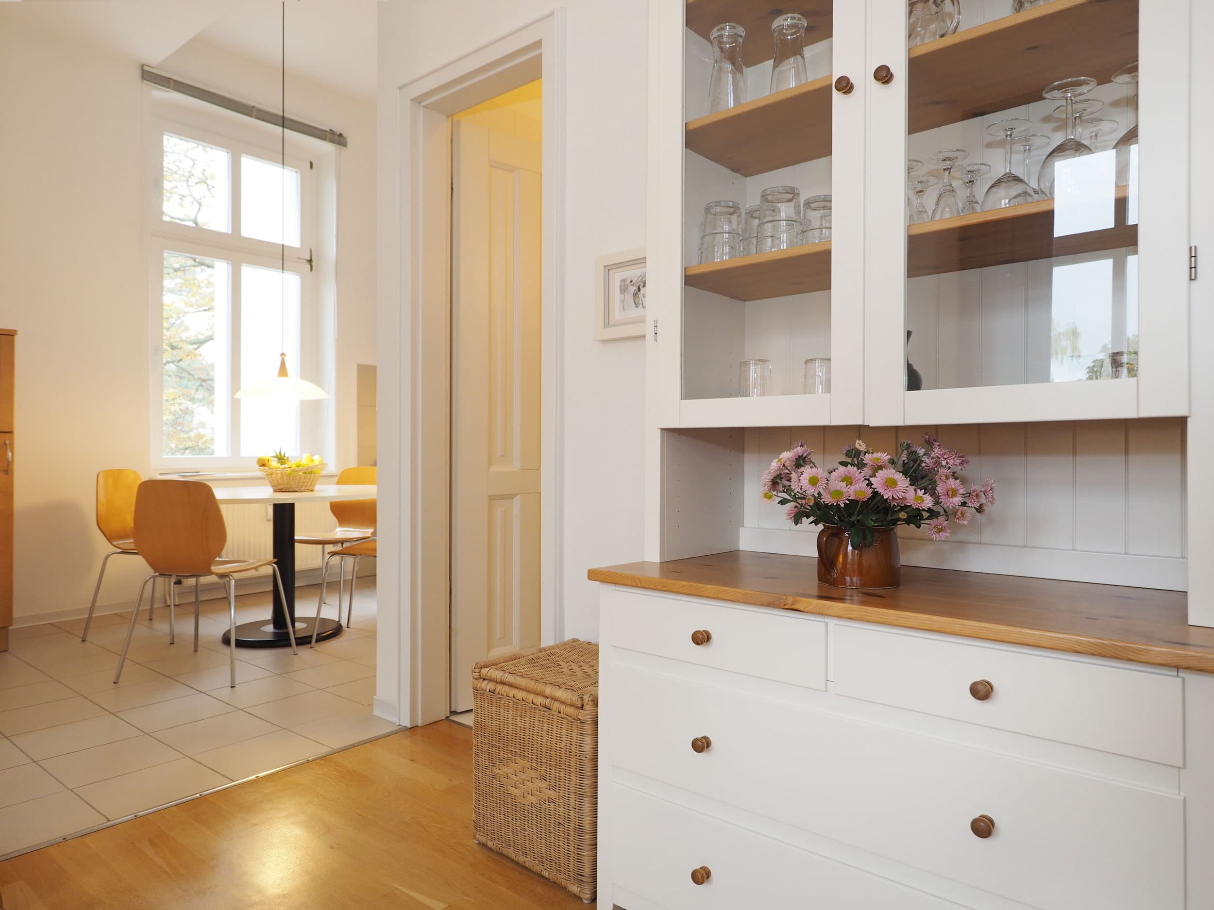 Essplatz und Küchenschrank in einer Ferienwohnung