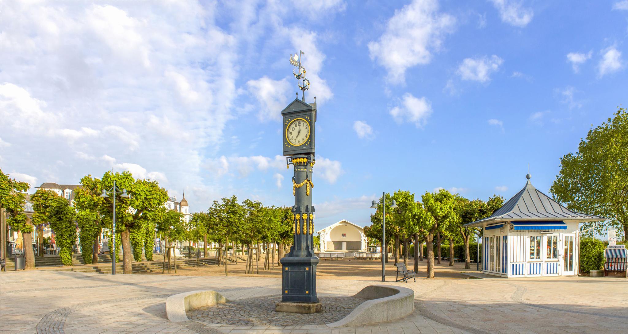 Historische Uhr auf dem Seebrückenvorplatz in Ahlbeck