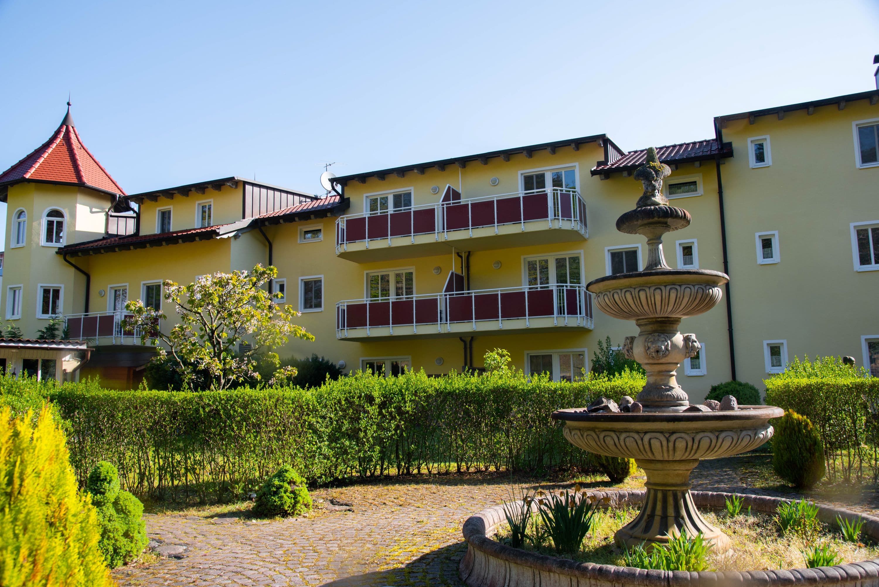 Außenansicht Hotel Dünenschloss mit Springbrunnen