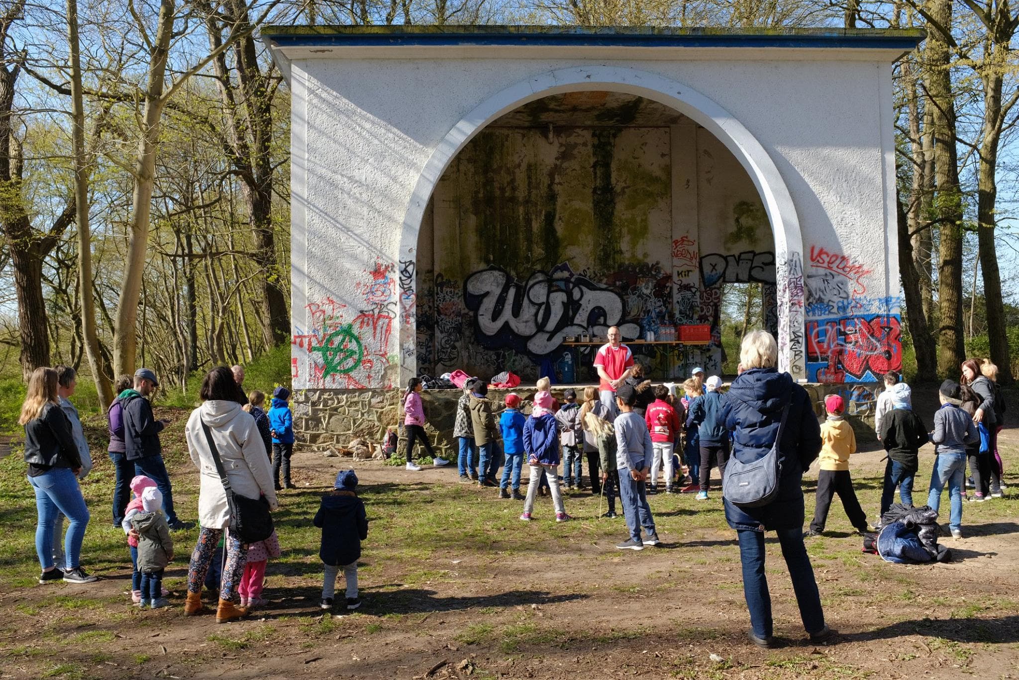 Kinder und Jugendliche vor Konzertpavillon im Park