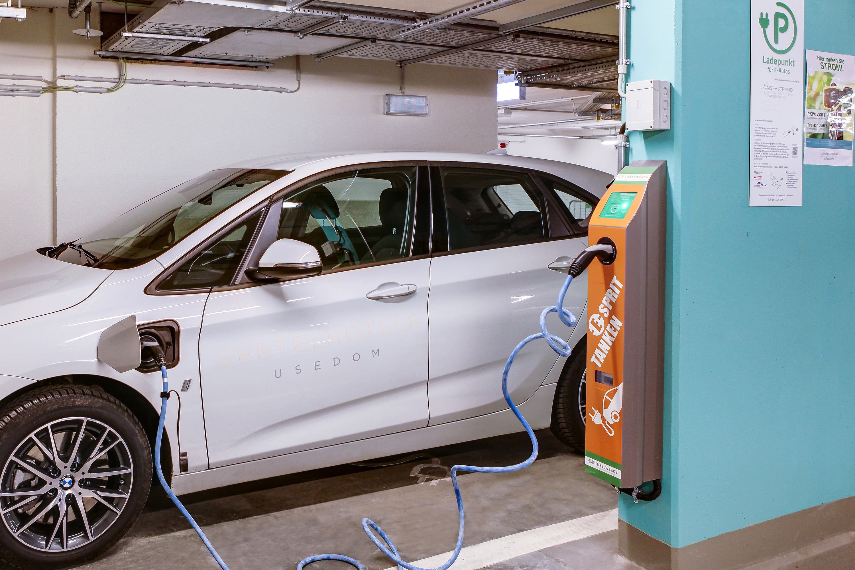 Auto an einer E-Säule in einer Tiefgarage