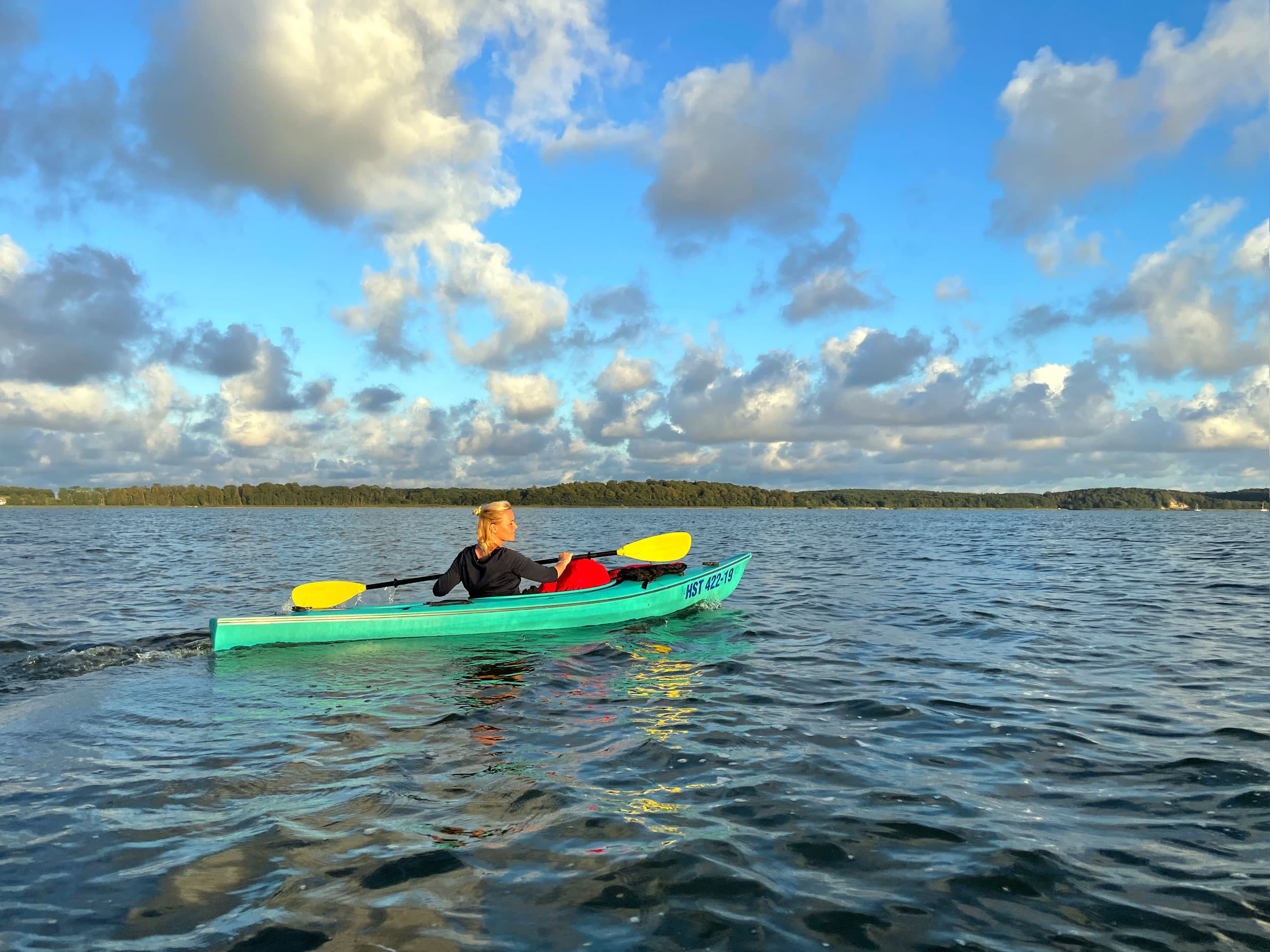 Frau in einem Kajak auf dem Achterwasser