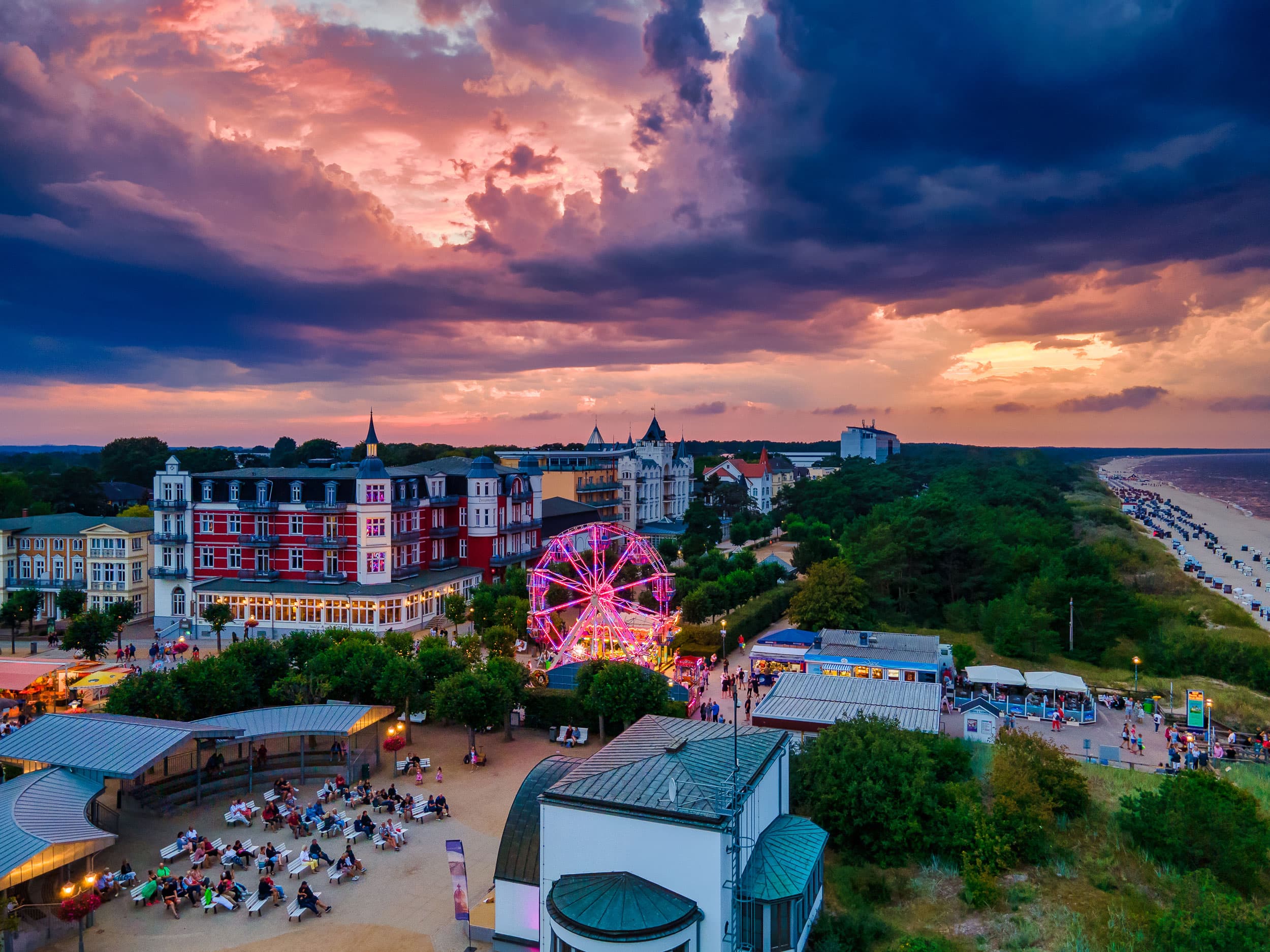 Das Bild zeigt eine Luftaufnahme vom Konzert- und Strandvorplatz im Ostseebad Zinnowitz.