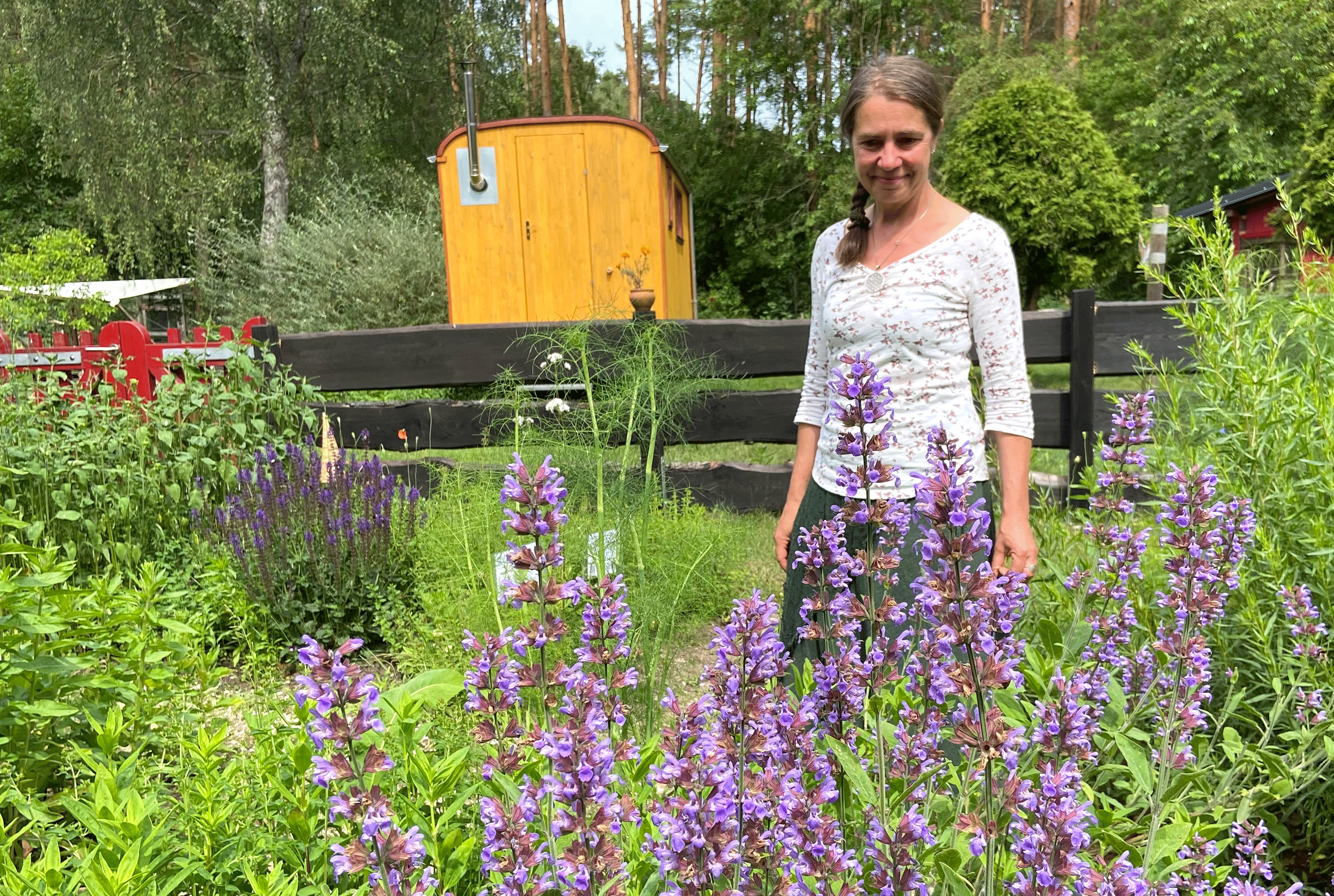 Ina Schirmer im Kräutergarten