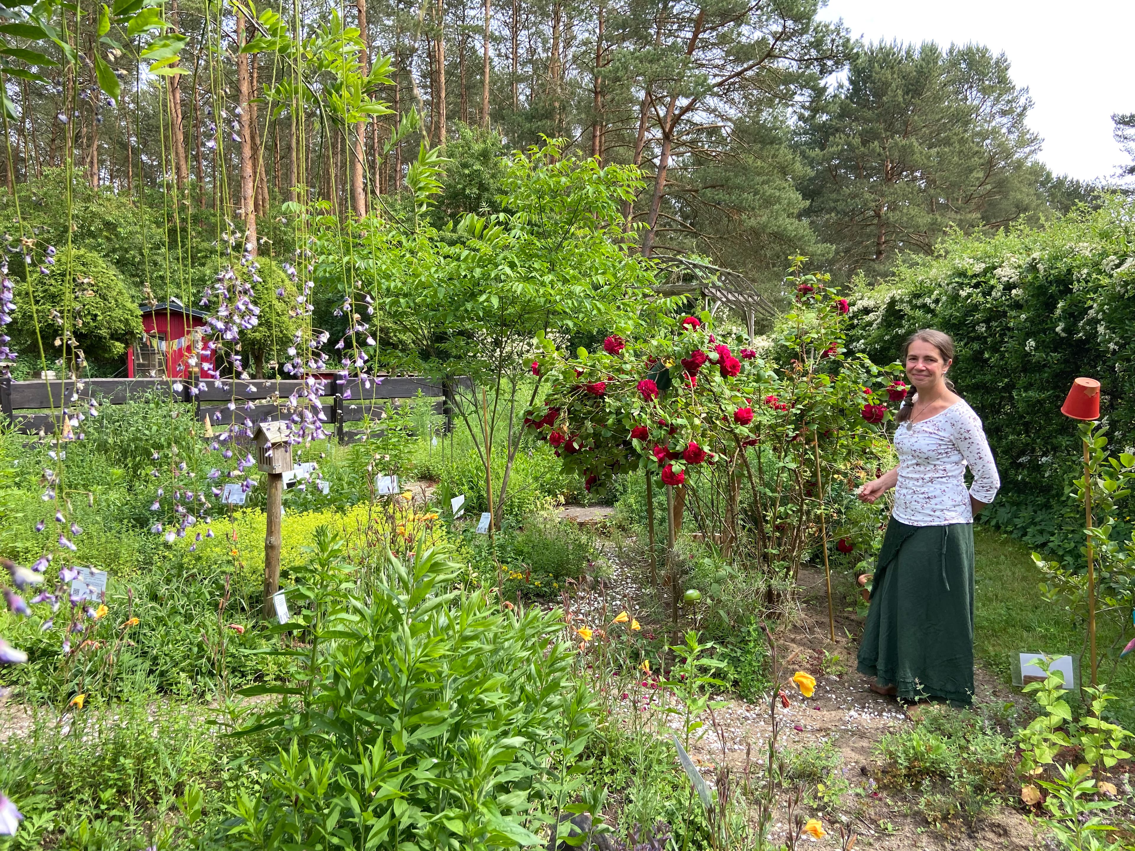Ina Schirmer im Kräutergarten