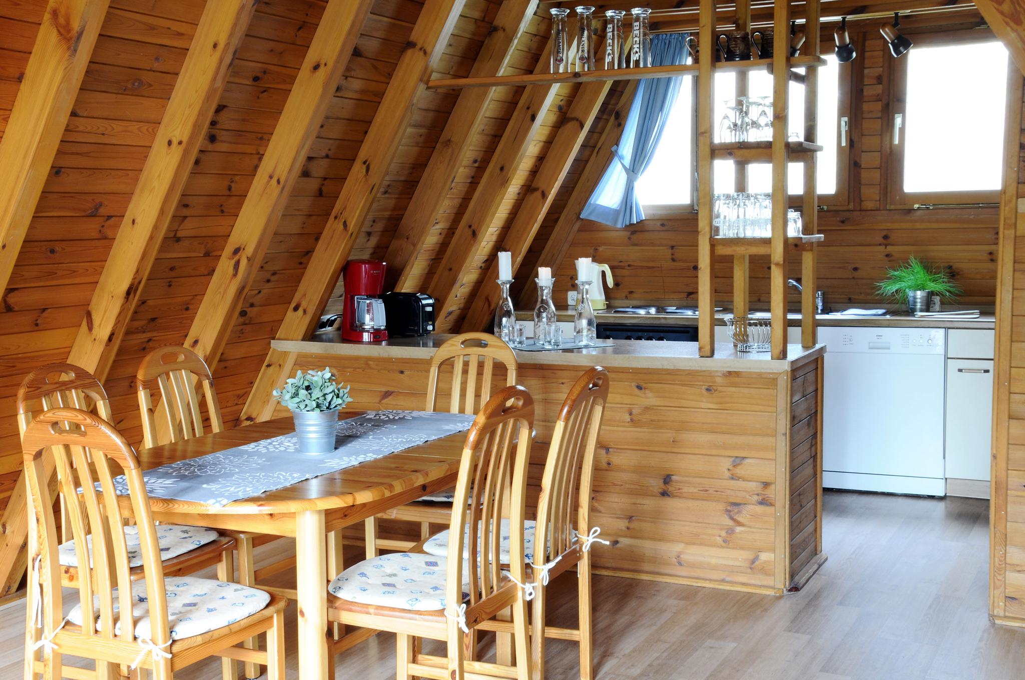 Küche und Wohnbereich in Finnhütte