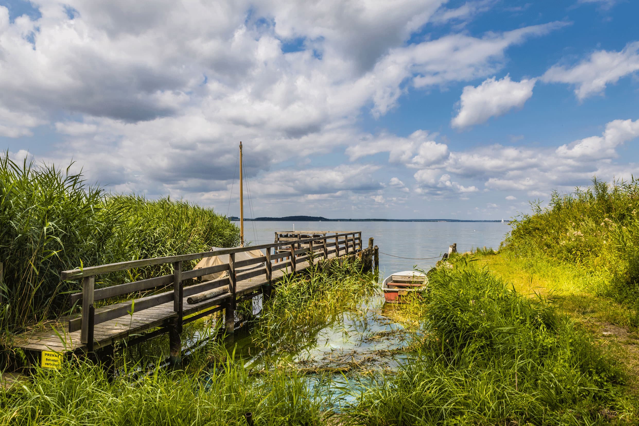 Das Bild zeigt einen kleinen Seesteg am Achterwasser im Örtchen Warthe.