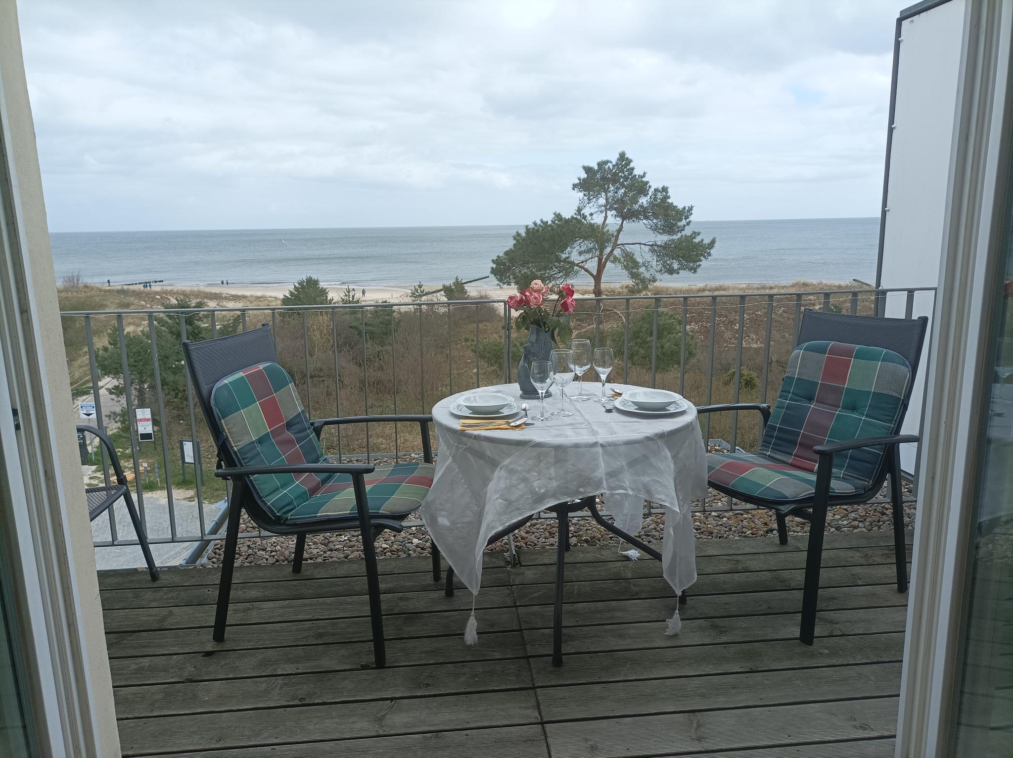 Balkon mit Meerblick sowie Tisch und Stühlen