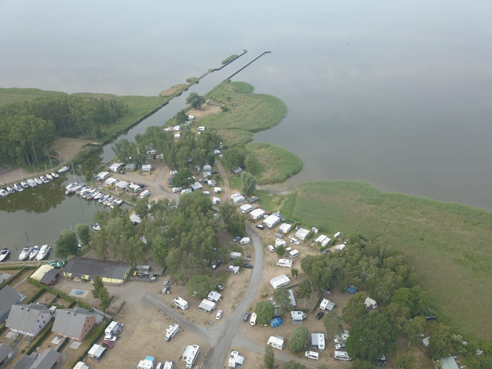 Luftaufnahme vom Naturcampingplatz am Achterwasser