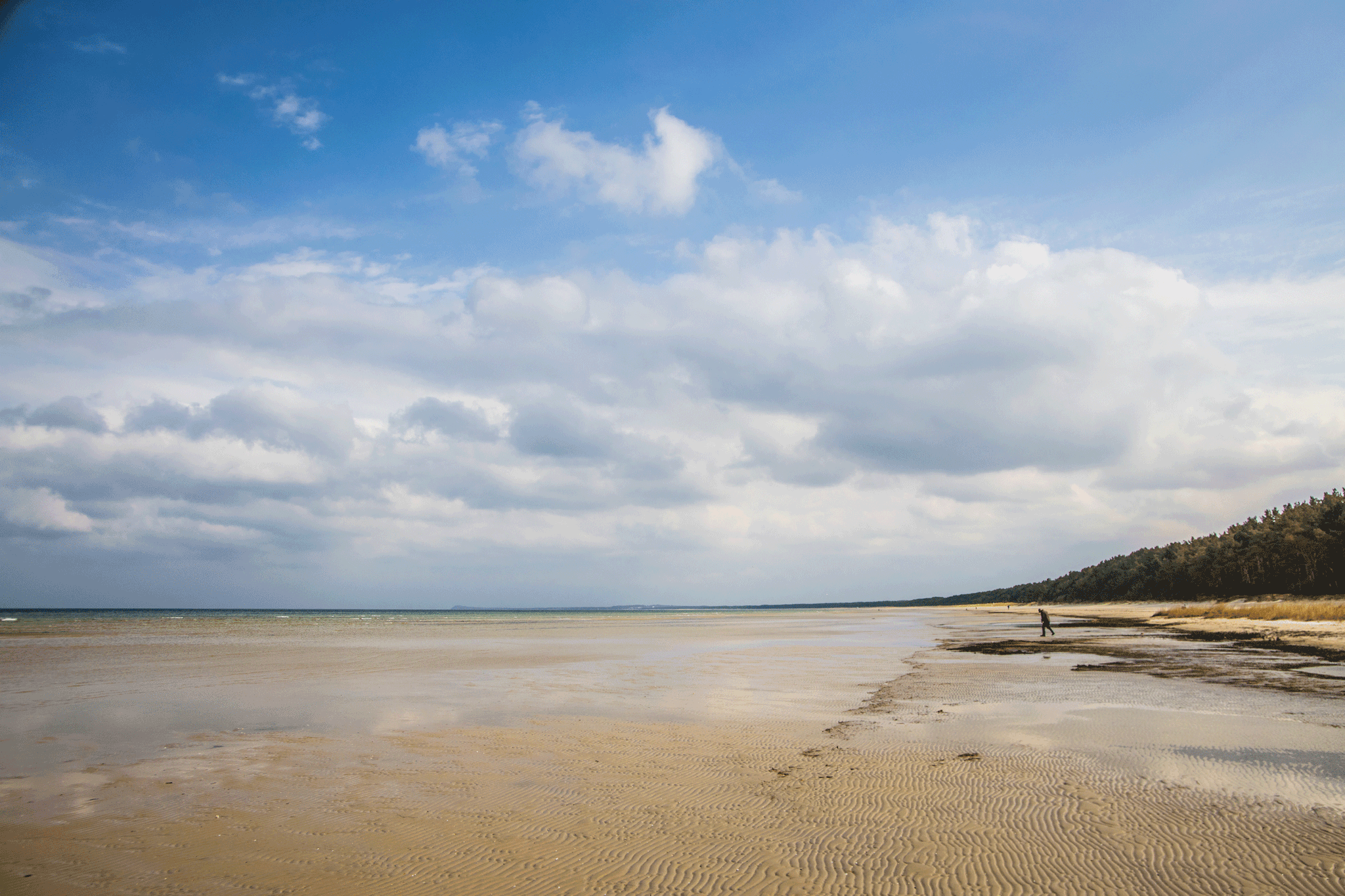 Das Bild zeigt den Strand von Peenemünde mit einem breiten und flachen Wassereinstieg. 