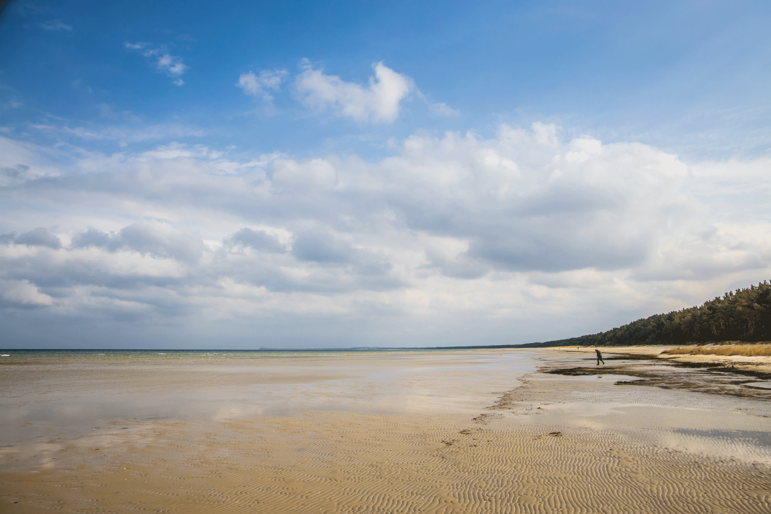 Das Bild zeigt den Strand von Peenemünde mit einem breiten und flachen Wassereinstieg.