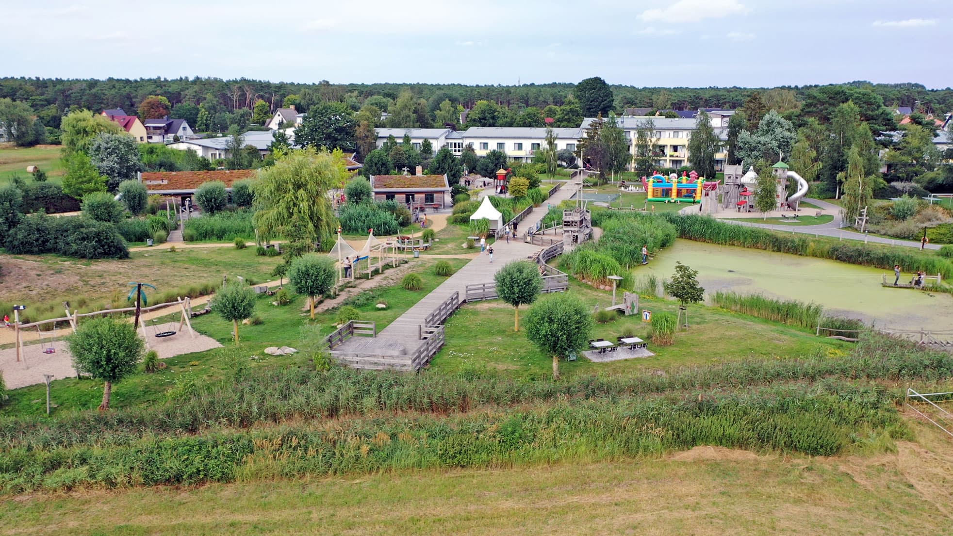 Hotelgelände mit Spielplatz "Piraten Insel"