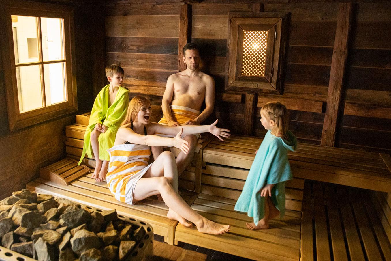 Familie in einer Sauna