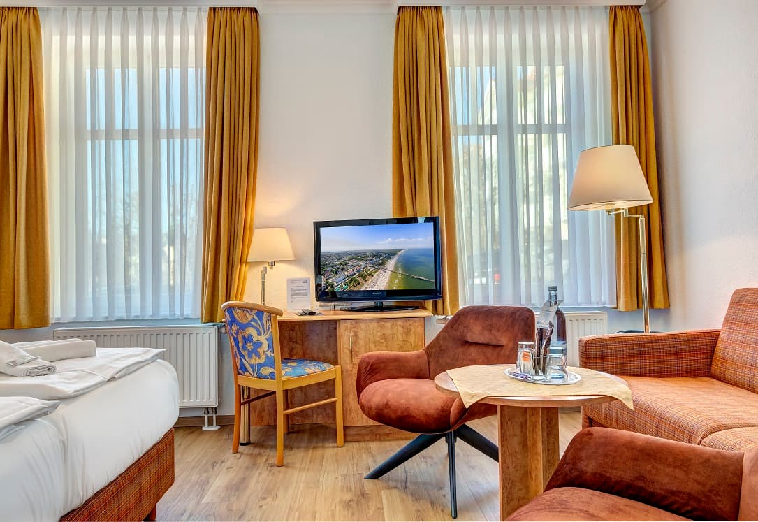 Hotelzimmer mit Sitzgelegenheit und TV