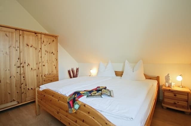 Schlafzimmer mit Doppelbett und Kleiderschrank