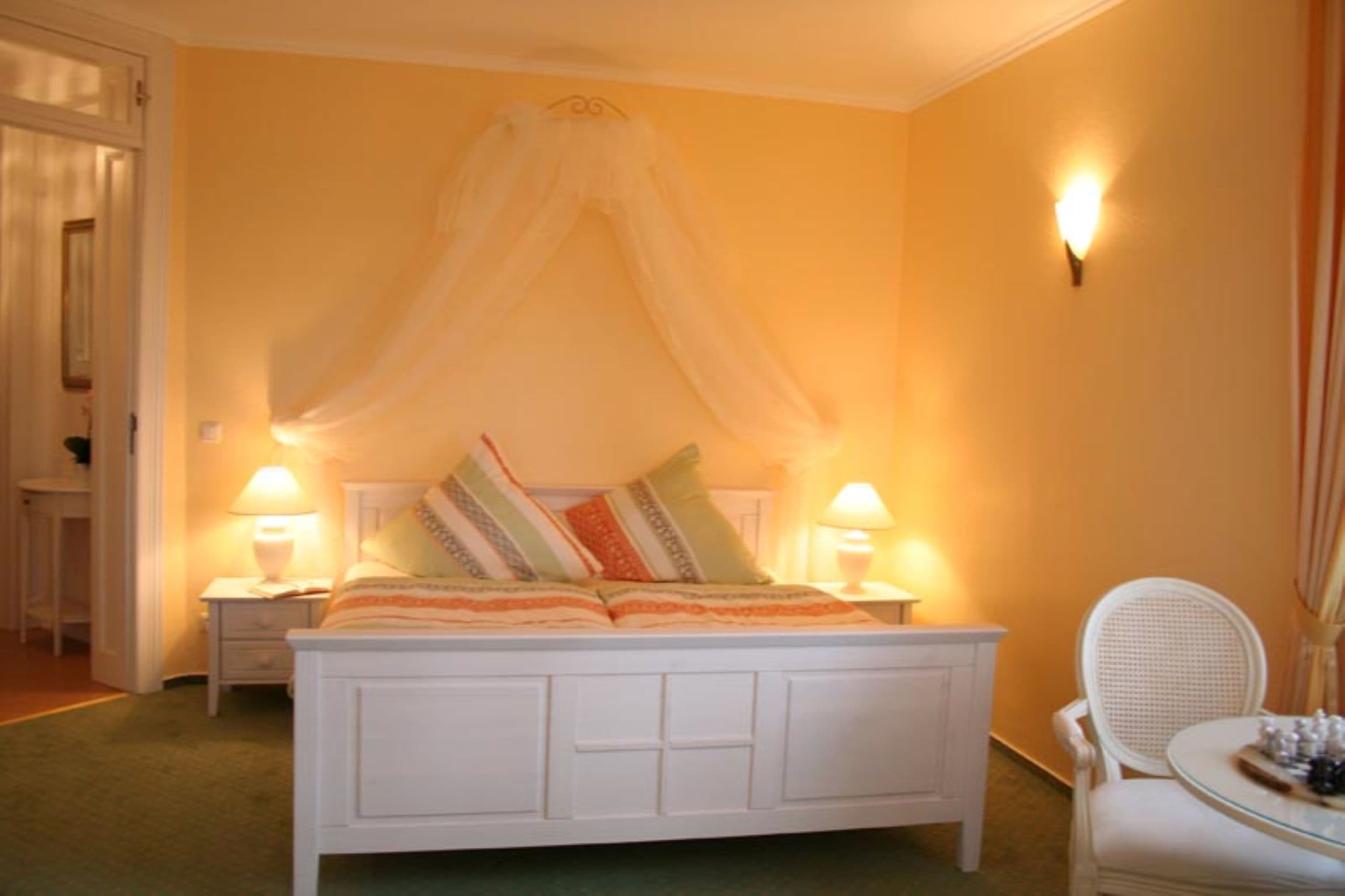 Schlafzimmer mit Doppelbett
