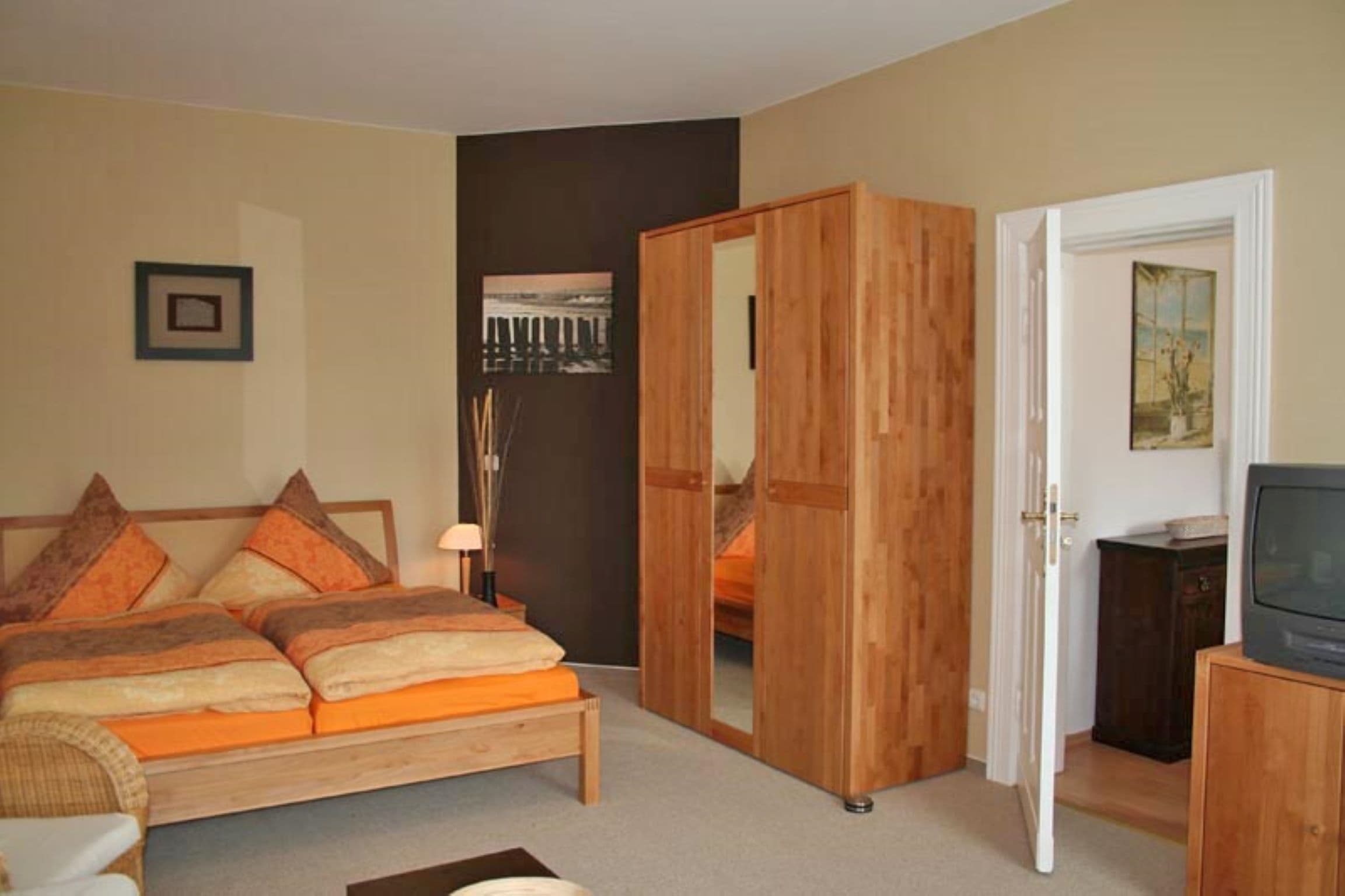 Schlafzimmer mit Doppelbett und Kleiderschrank
