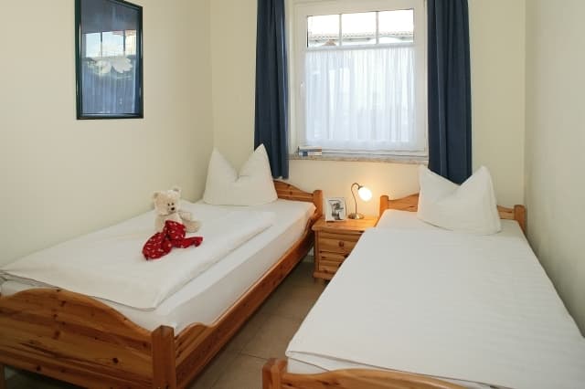 Schlafzimmer mit zwei Einzelbetten