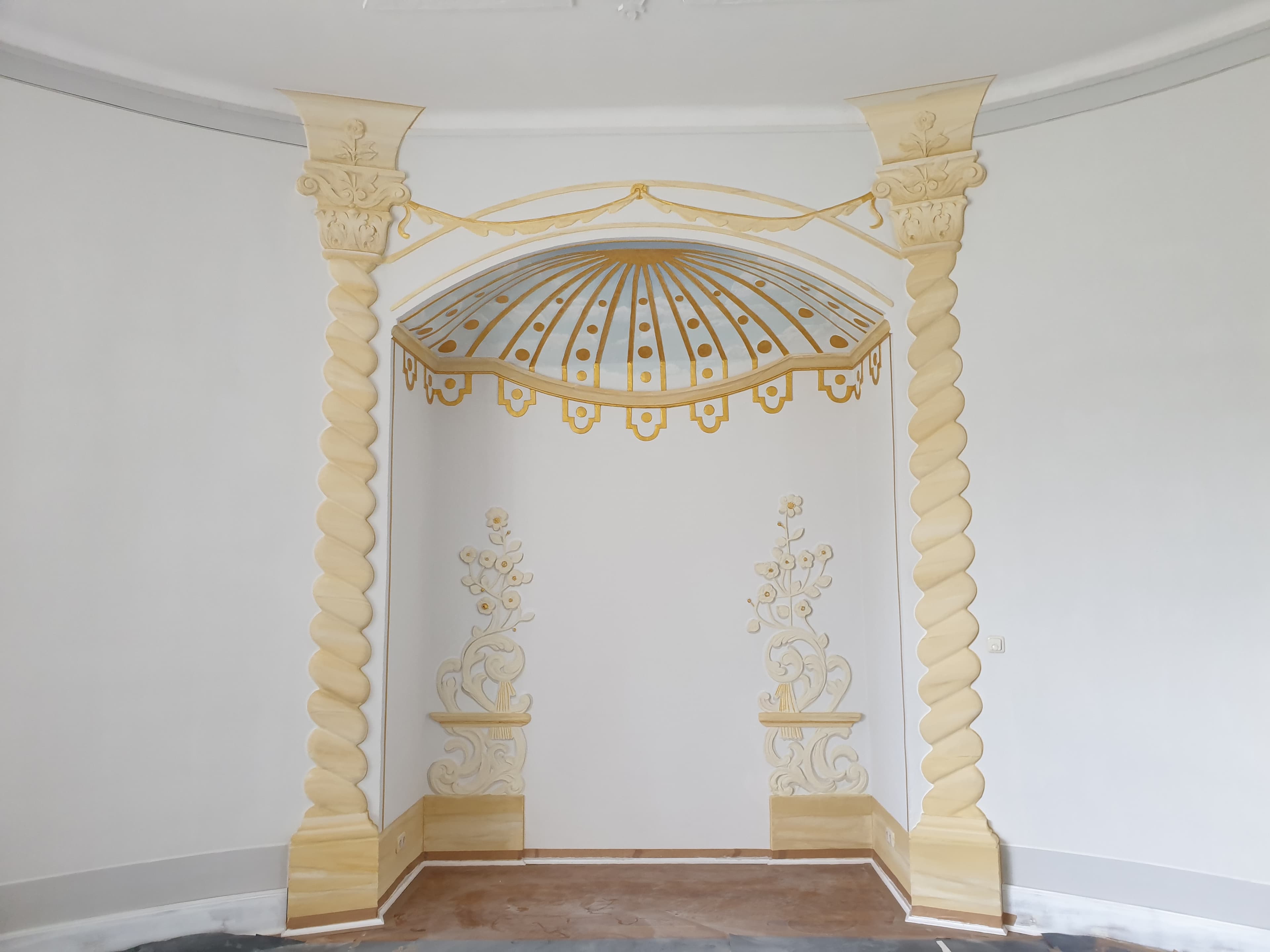 mit Malerei und Stuck verzierte Wand