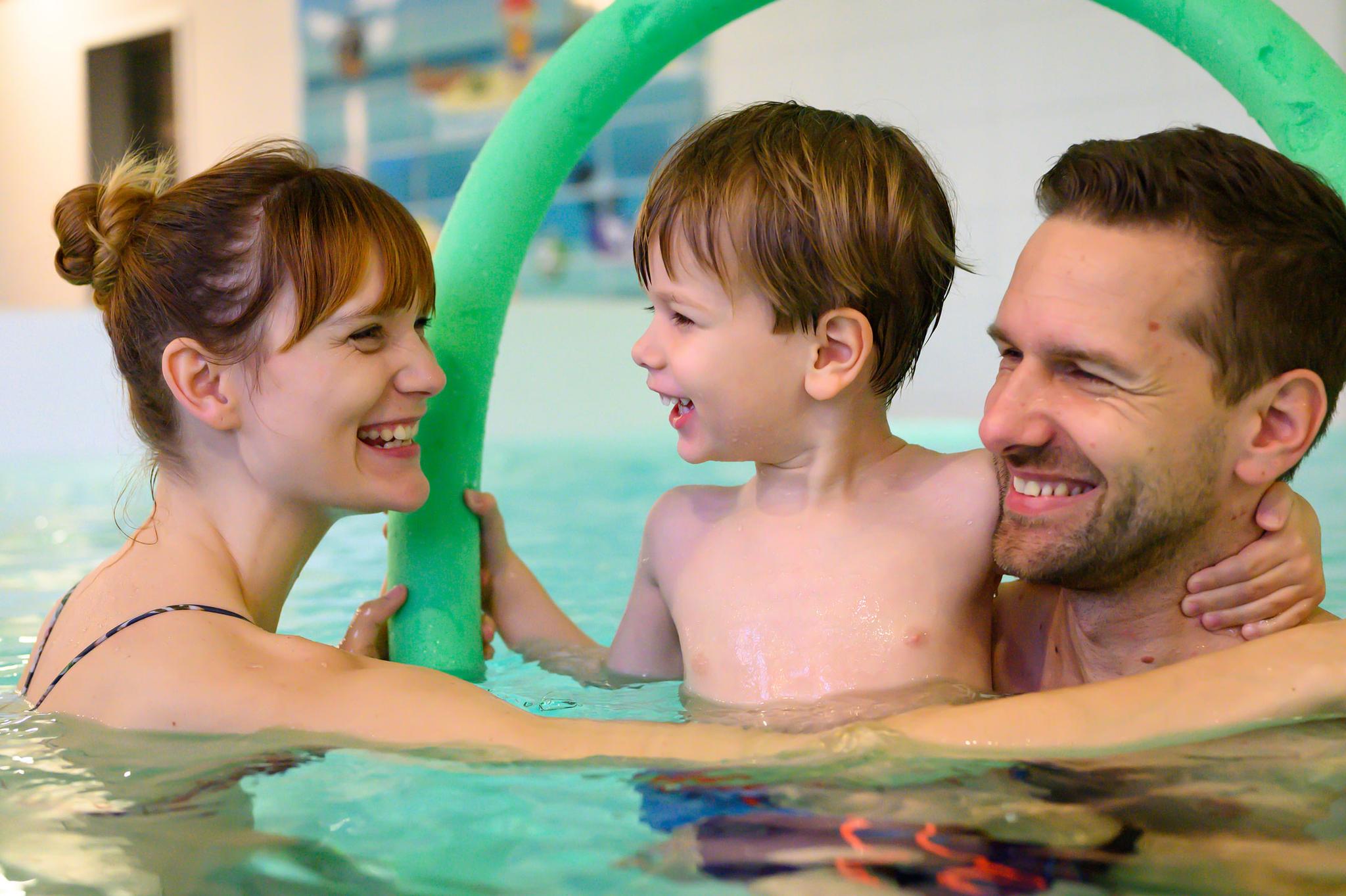 Eltern mit Kind in einem Schwimmbad