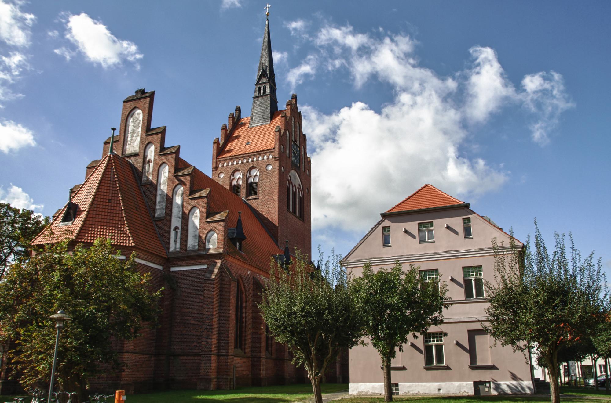 Das Bild zeigt das Rathaus und die St.Marien-Kirche der Stadt Usedom.