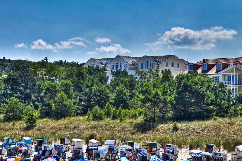 Außenansicht Haus Seeblick mit Strand im Vordergrund