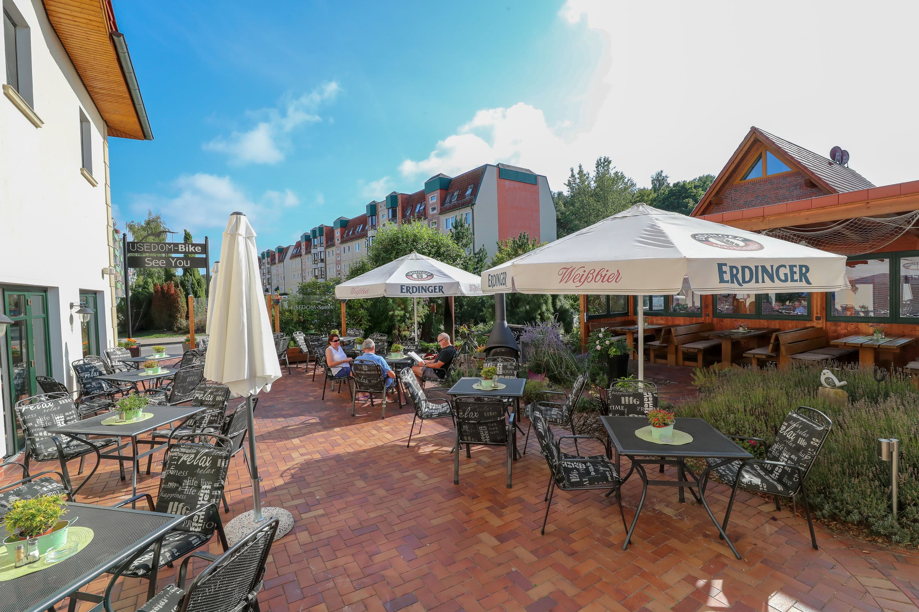 Terrasse mit Hotelrestaurant