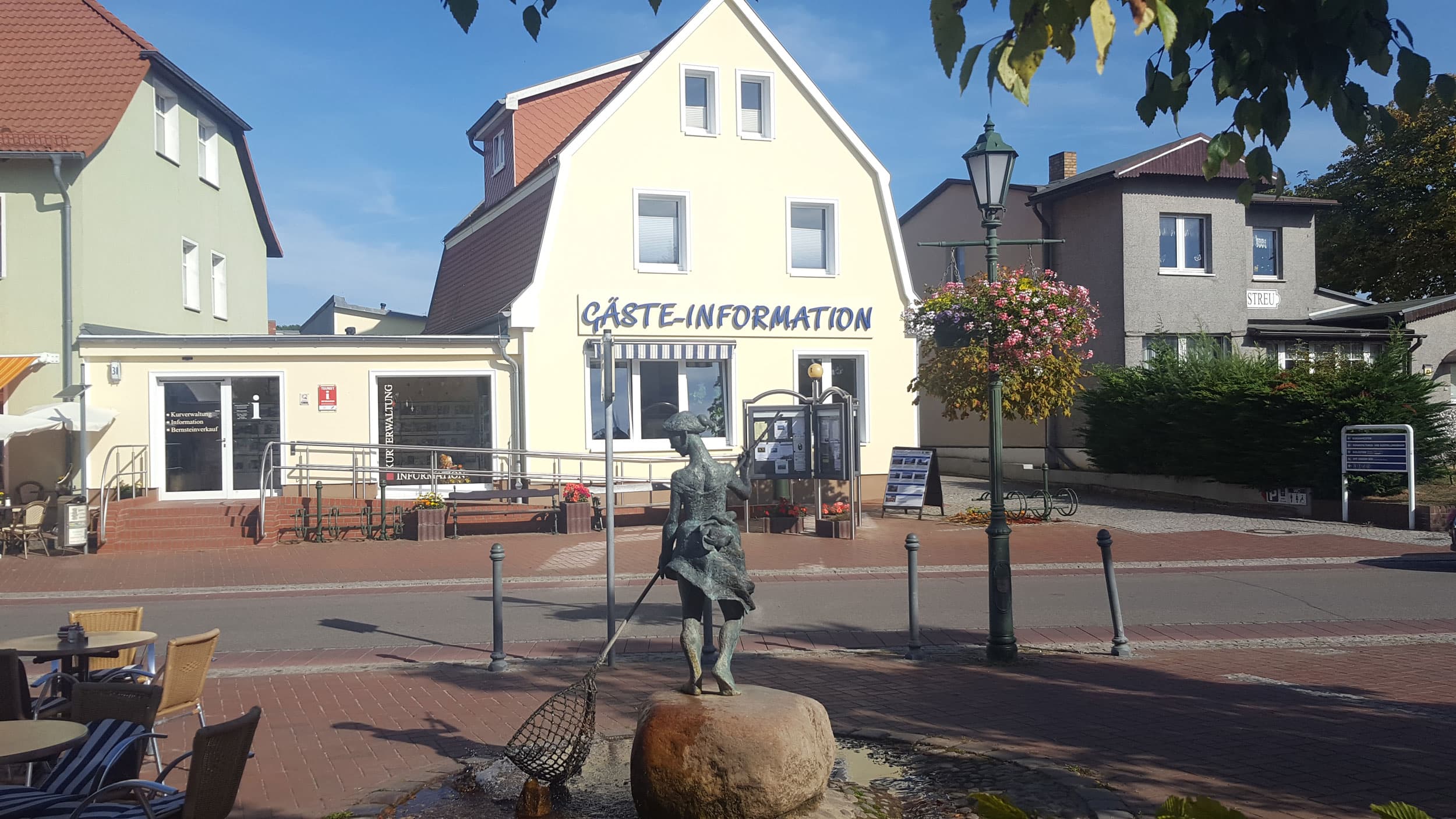 Das Bild zeigt die Touristinformation im Ostseebad Koserow.