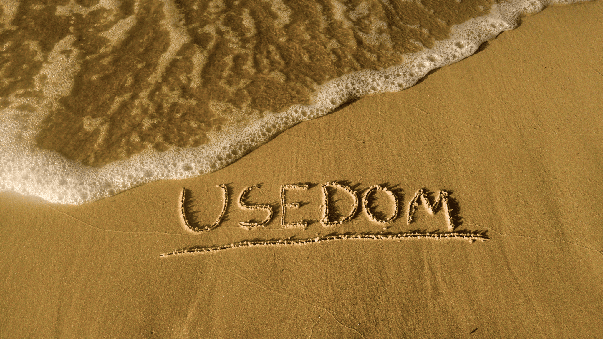 Usedom-Schriftzug im Sand