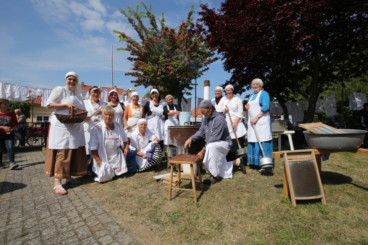 Das Bild zeigt ein Gruppe "Waschweiber" bei der Veranstaltung Koserow wäscht an.