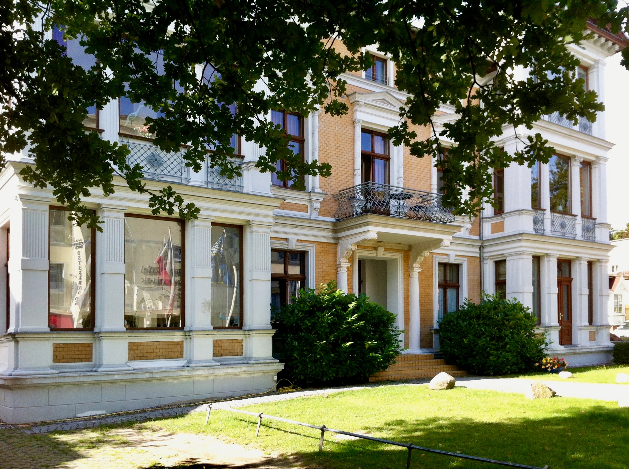Außenansicht Balkon der Villa Kramme