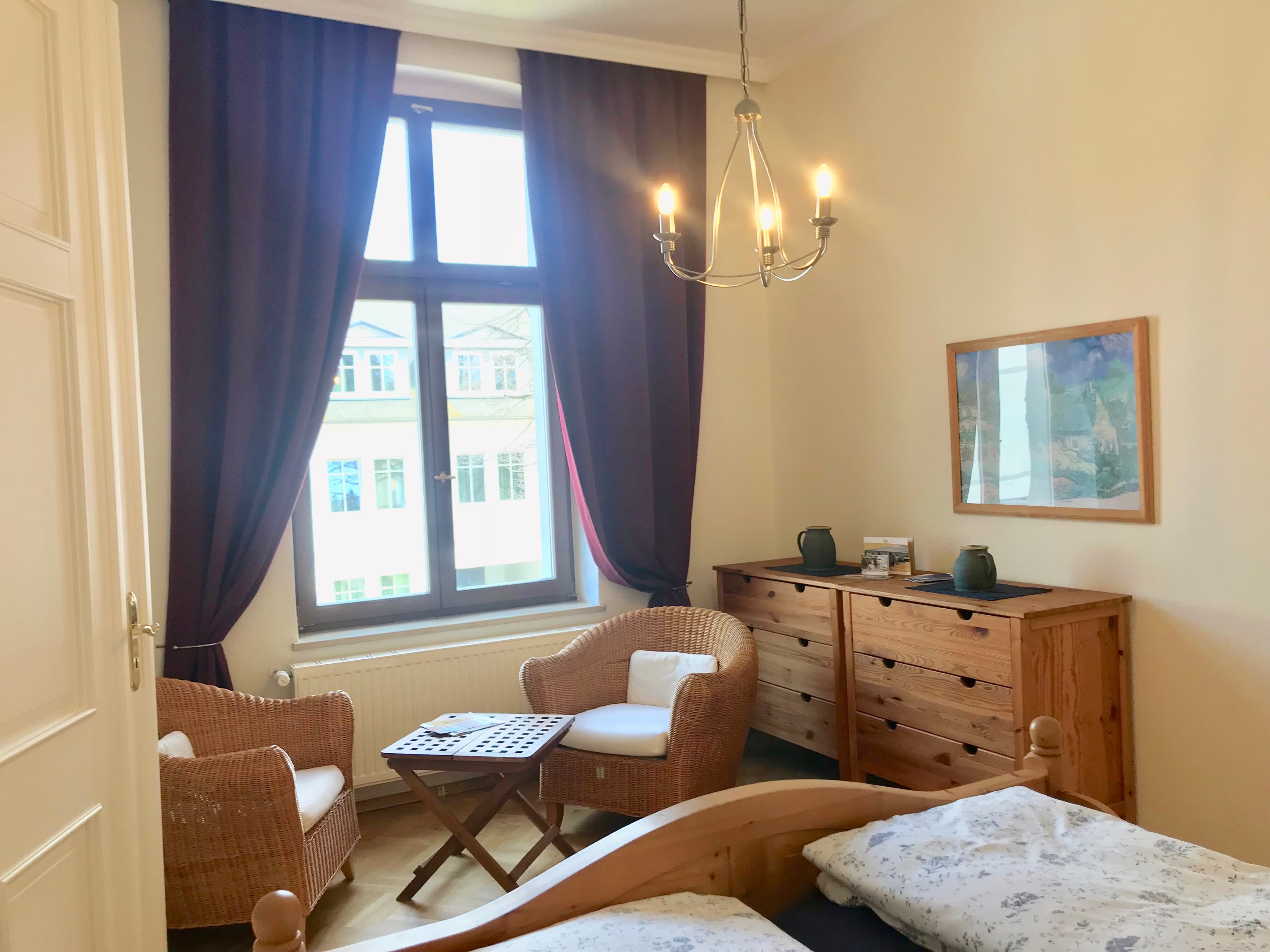 Schlafzimmer mit Doppelbett und Blick auf das Fenster