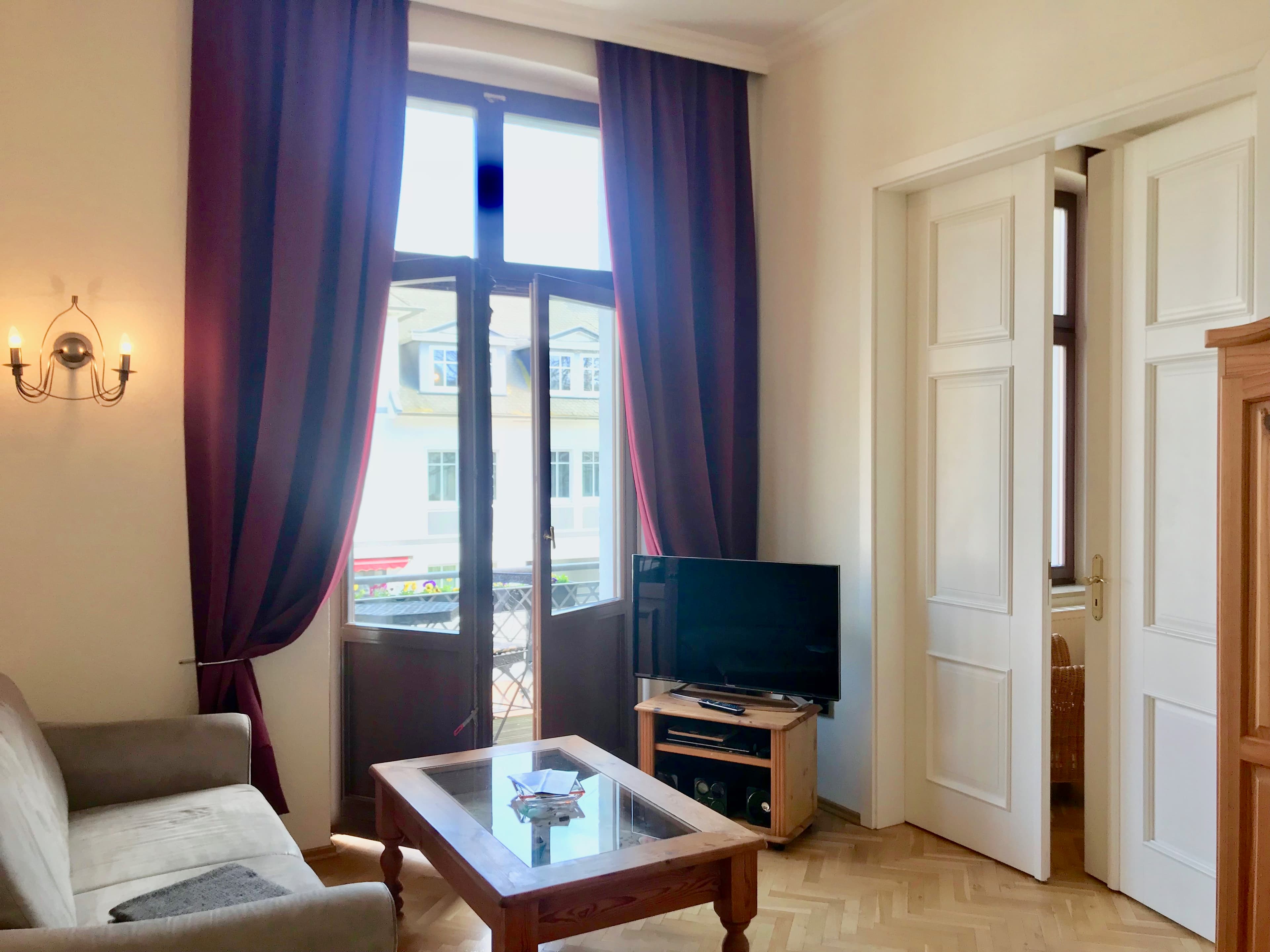 Wohnzimmer mit Sofa und TV