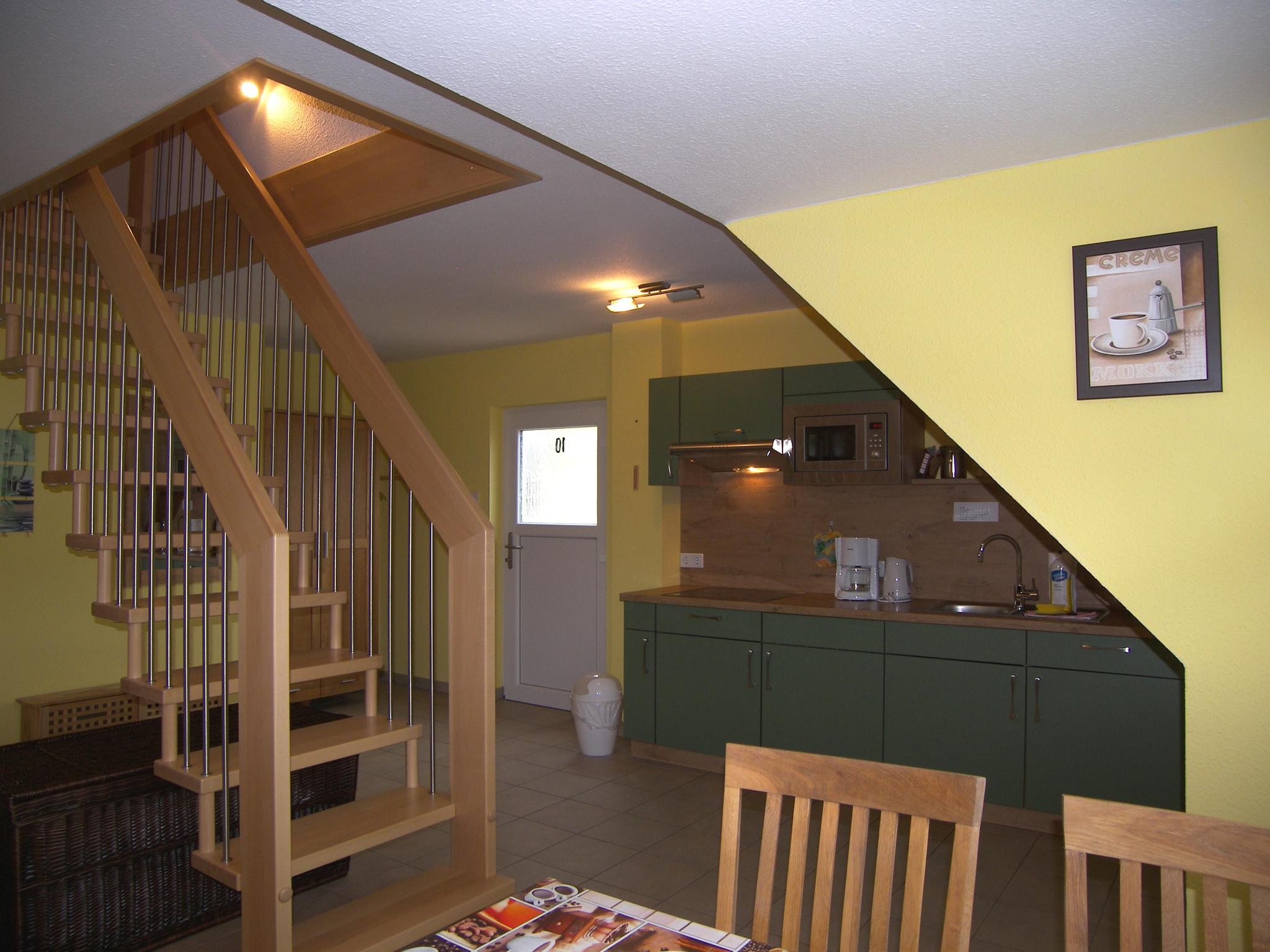 Wohnraum im Erdgeschoss mit Küche und Treppe ins Obergeschoss