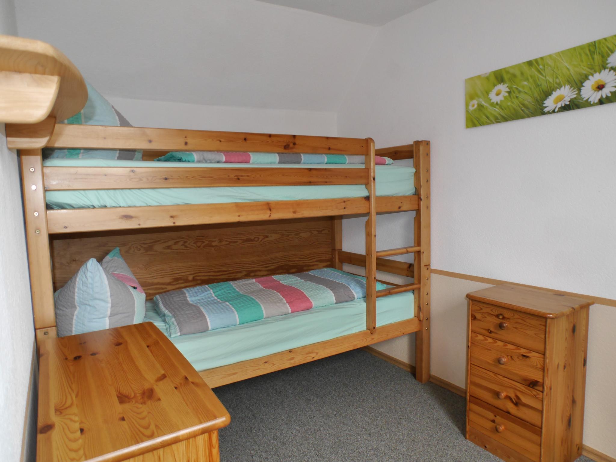 Kinderzimmer mit Hochbett und Holzmöbeln