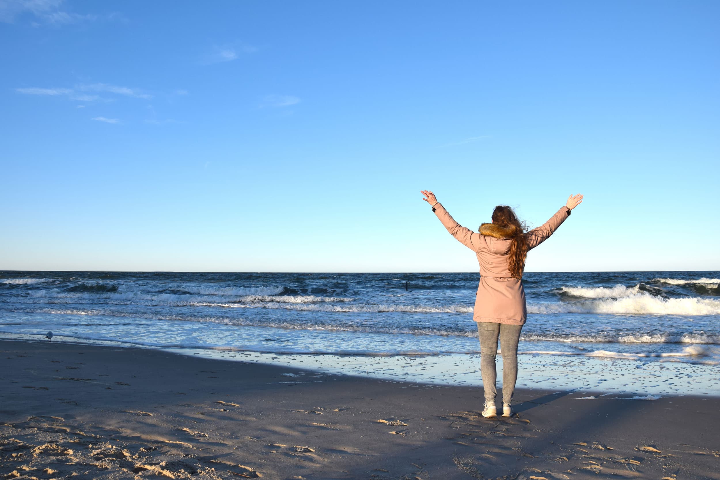 Frau am Strand im Winter