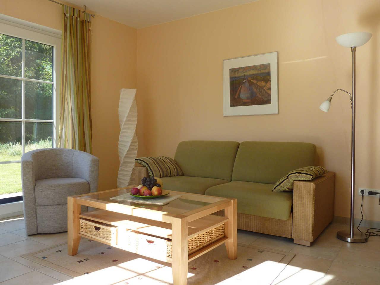 Wohnzimmer mit Sofa, Sessel und Tisch
