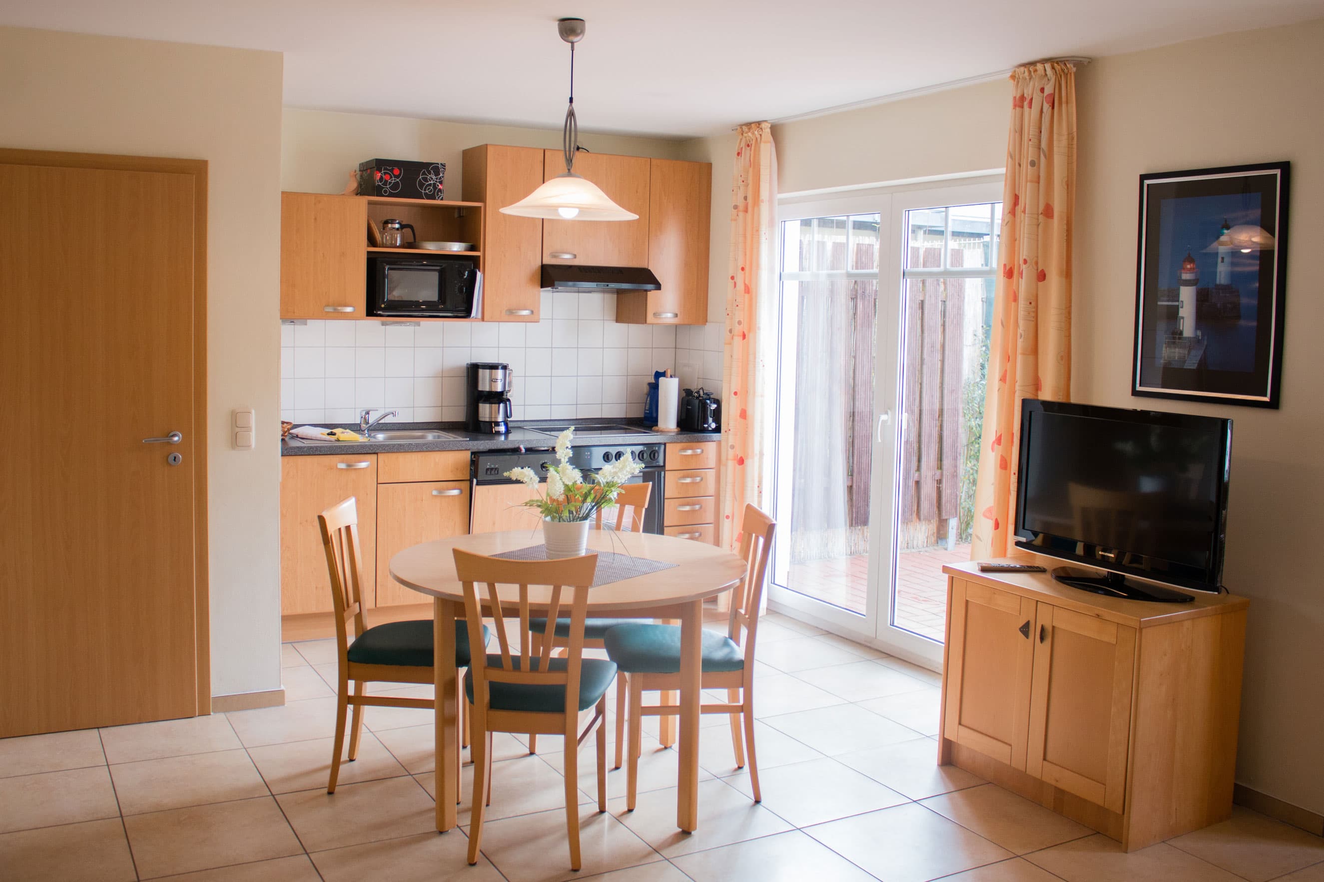 offene Küche mit Esstisch