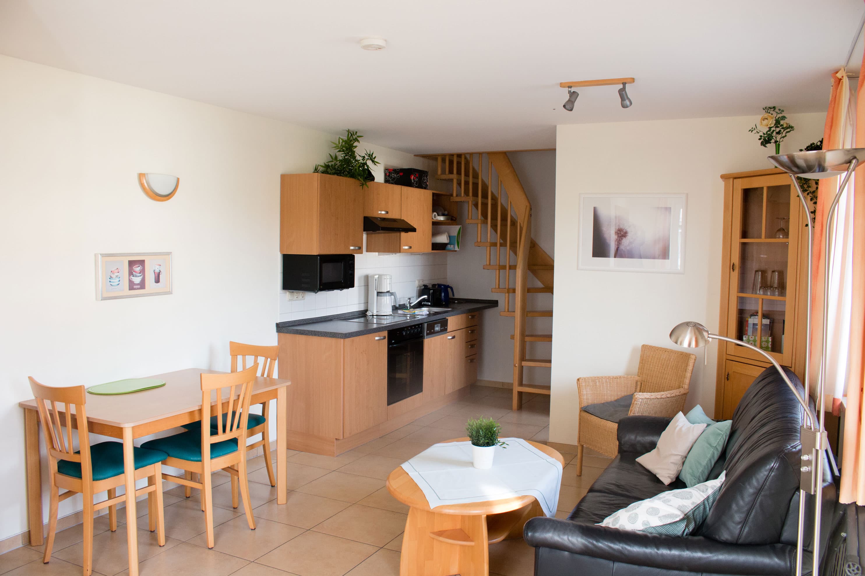 Wohnküche im Erdgeschoss mit Treppe ins Obergeschoss