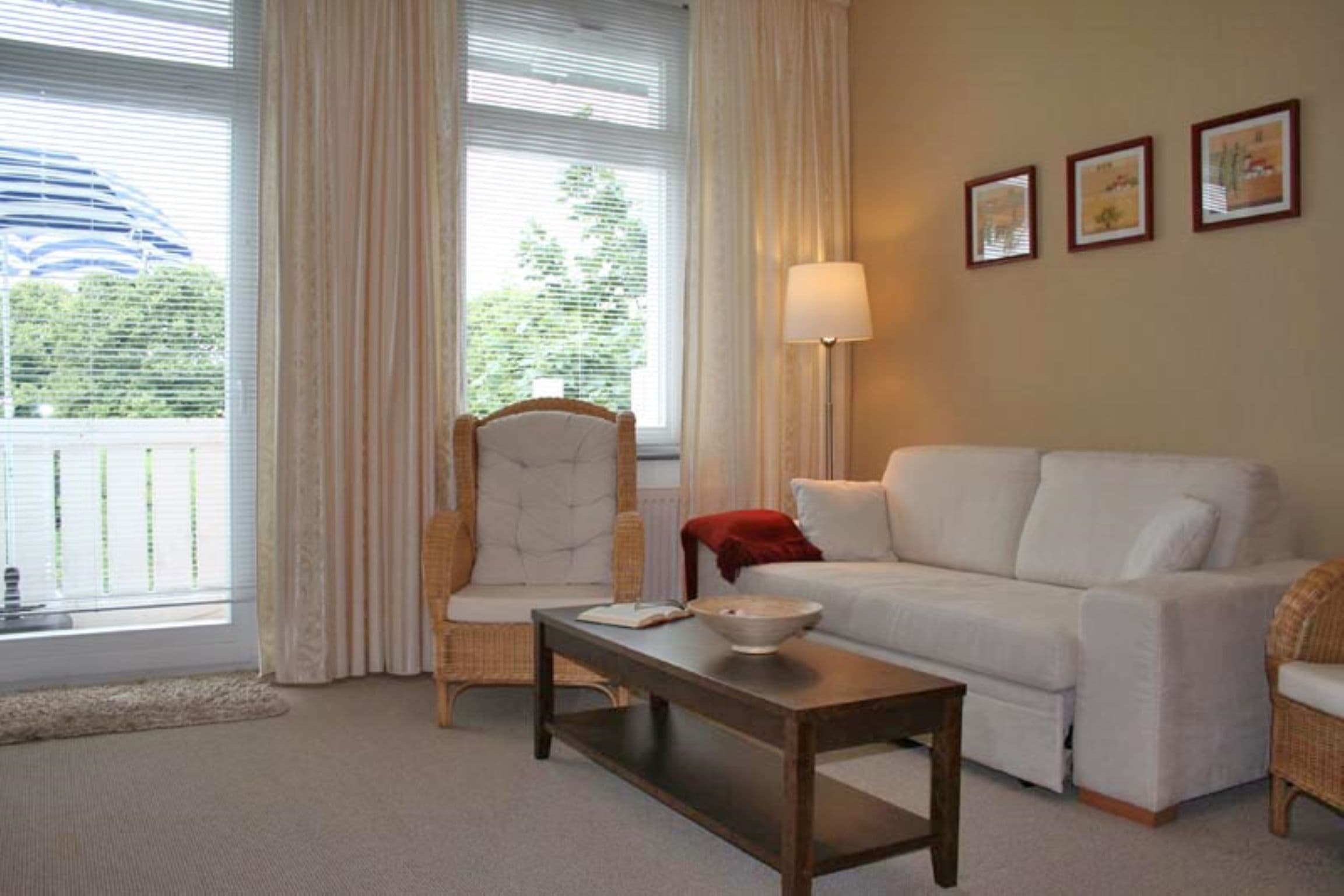 Wohnzimmer mit Sofa und Tisch